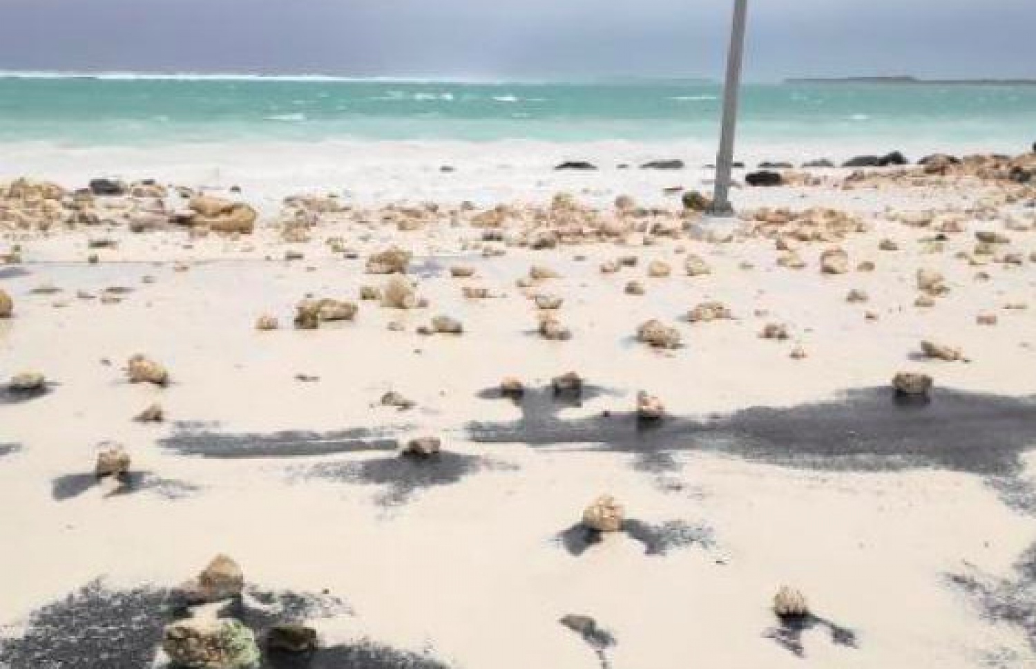 ހޯރަފުށީ އެއާޕޯޓަށް އުދަ އަރައި، ވެއްޔާއި ގަލުން ފުރިފައި-