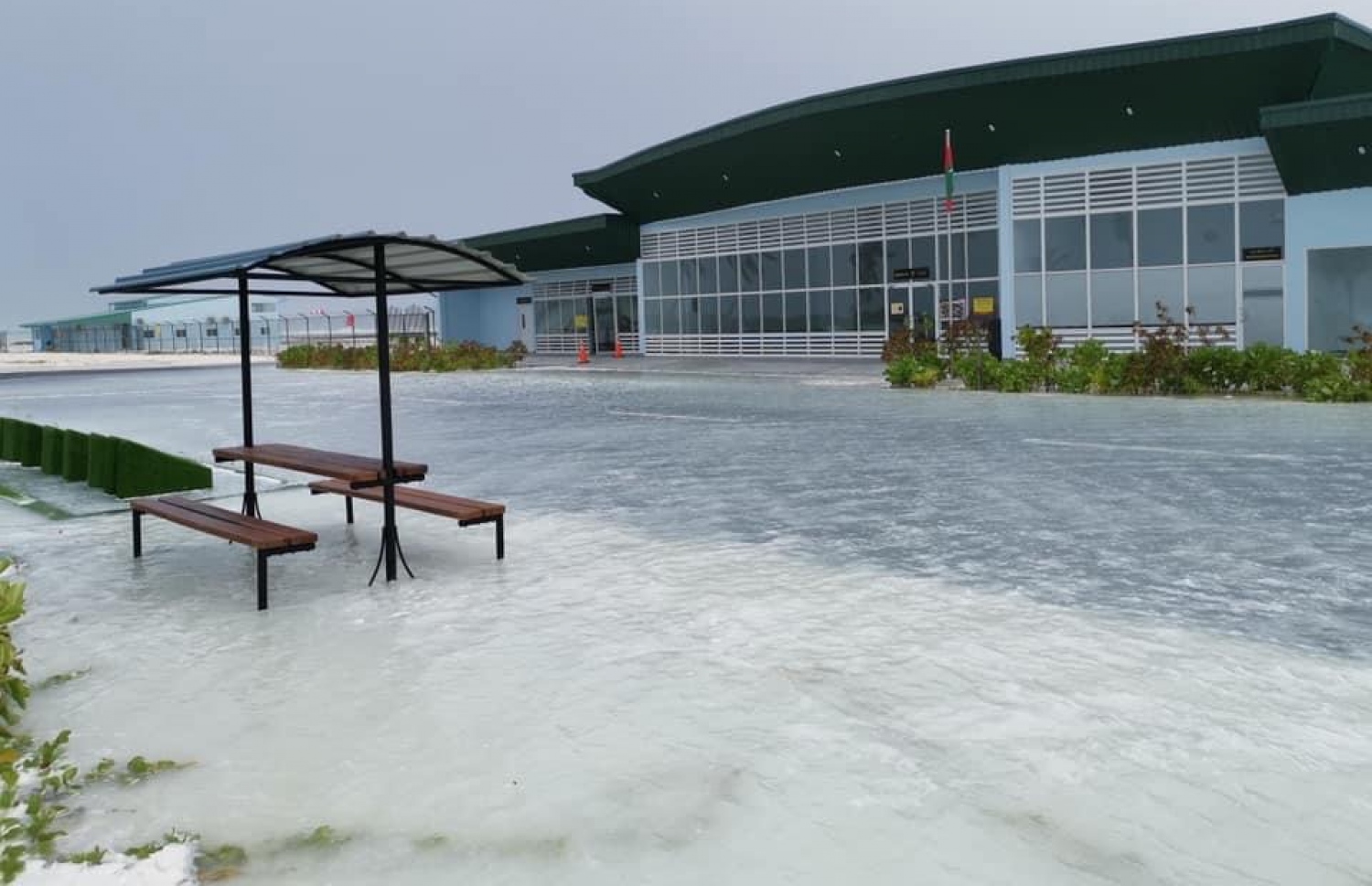 ރާއްޖެއަށް މިހާރު ކުރަމުންދާ ވިއްސާރާގައި ހޯރަފުށީ އެއާޕޯޓަށް ރާޅު އަރާފައި --.ފޮޓޯ: ސޯޝަލް މީޑިއާ