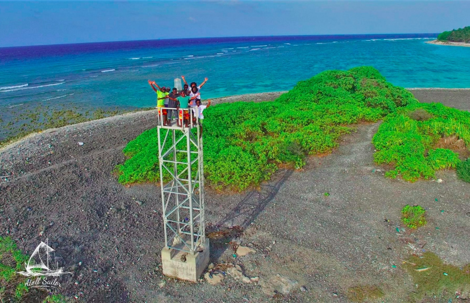ރާއްޖޭގެ އެންމެ އުތުރުގައި ހުންނަ ބައްތިއަށް ބަޔަކު އަރައި ފޮޓޯ ނަގަނީ-- ފޮޓޯ: އެޓޯލް ސެއިލާ