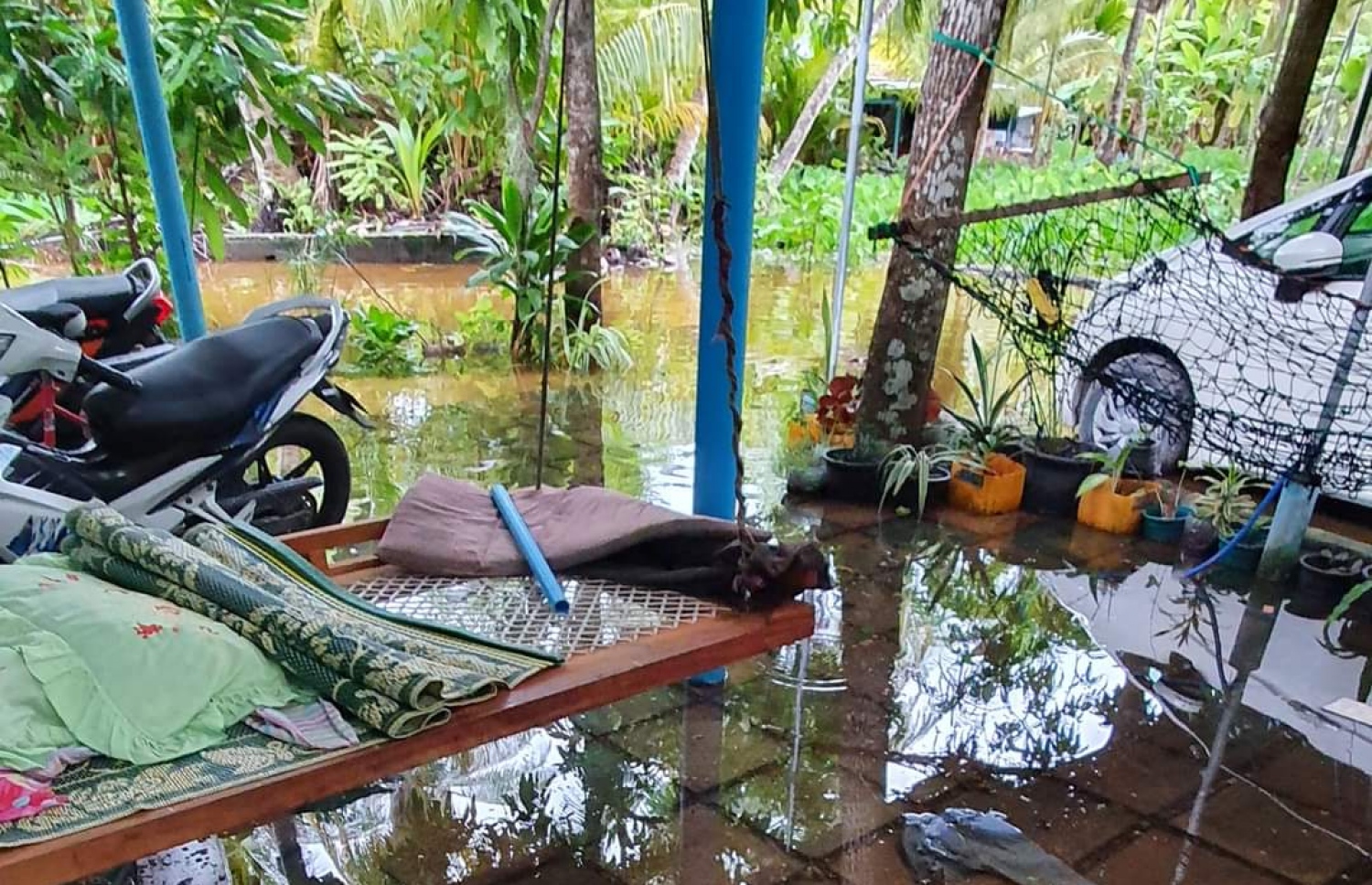 މިހާރު ރާއްޖެއަށް ކުރަމުންދާ ވިއްސާރާގައި ފުވައްމުލަކުގެ ގެއެއްގެ ތެރޭގައި ފެންބޮޑުވެފައި.-- ފޮޓޯ: ތޯރިގް އަހްމަދު / ފޭސްބުކް