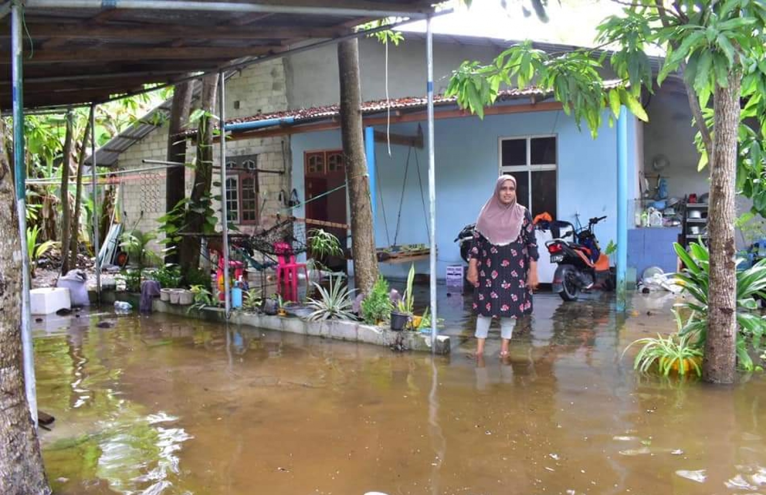 މިހާރު ރާއްޖެއަށް ކުރަމުންދާ ވިއްސާރާގައި ފުވައްމުލަކުގެ ގެއެއްގެ ތެރޭގައި ފެންބޮޑުވެފައި.-- ފޮޓޯ: ތޯރިގް އަހްމަދު / ފޭސްބުކް