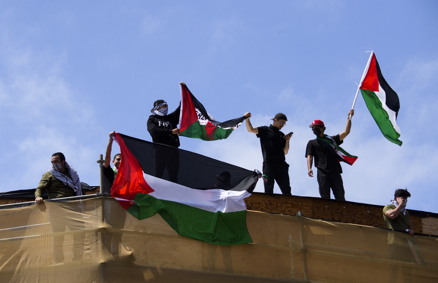 ލޮސް އެޖެލިސް: މޭ 16، 2021: އިޒްރޭލުން ގާޒާއަށް ދެމުންދާ ބޮމުގެ ހަމަލާ އާއި ދެކޮޅަށް ފަލަސްތީނުގެ ރައްޔިތުން ކުރާ މުޒާހަރާގައި ބައިވެރިވެ، ފަލަސްތީނަށް ސަޕޯޓުކުރުމުގެ ގޮތުން ފަލަސްތީނުގެ ދިދަ ނަގާފައި.-- ފޮޓޯ: އޭއެފްޕީ