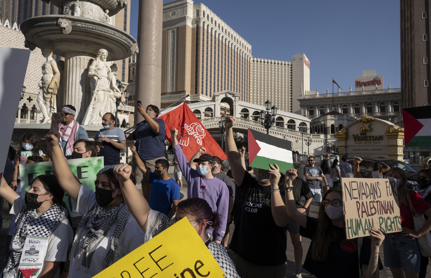 ފަލަސްތީން: ގާޒާ: މޭ 16، 2021: އިޒްރޭލުން ގާޒާއަށް ދެމުންދާ ބޮމުގެ ހަމަލާ އާއި ދެކޮޅަށް ފަލަސްތީނުގެ ރައްޔިތުން ކުރަމުންދާ މުޒާހަރާ.-- ފޮޓޯ: އޭއެފްޕީ