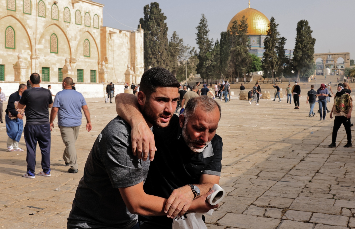 ފަލަސްތީން: ގާޒާ: މޭ 16، 2021: އިޒްރޭލުން ގާޒާއަށް ދެމުންދާ ބޮމުގެ ހަމަލާ އާއި ދެކޮޅަށް ފަލަސްތީނުގެ ރައްޔިތުން އަޑު އުފުލުމުުގެ ތެރޭގައި މީހަކަށް އަނިޔާވެފައި.-- ފޮޓޯ: އޭއެފްޕީ