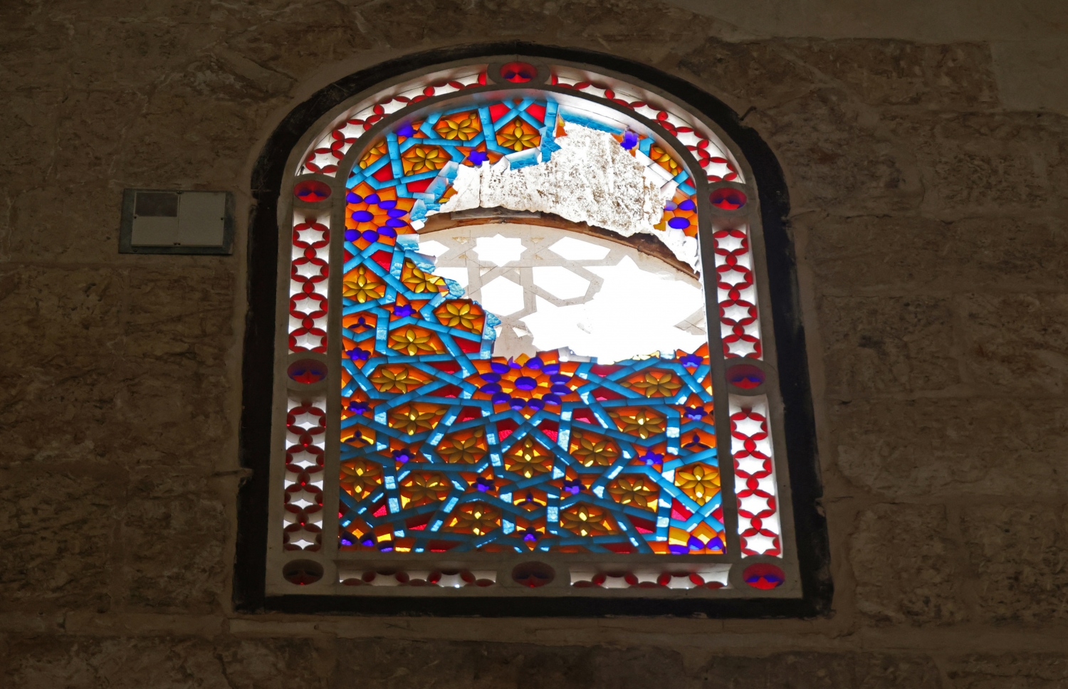 ފަލަސްތީން: ގާޒާ: މޭ 16، 2021: އިޒްރޭލުން ގާޒާއަށް ދެމުންދާ ހަމަލާގައި އަލް މަސްޖިދުލް އަގްސޯގެ މިސްކިތުގެ ކުޑަދޮރެއްގެ ބިއްލޫރިގަނޑު ތަޅާލާފައި.-- ފޮޓޯ: އޭއެފްޕީ