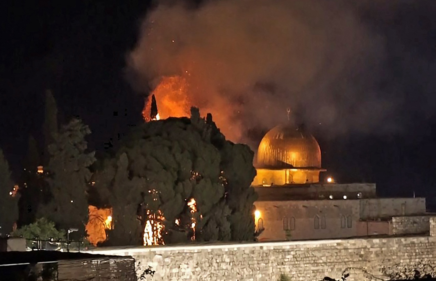 ފަލަސްތީން: ގާޒާ: މޭ 16، 2021: އިޒްރޭލުން ގާޒާއަށް ދެމުންދާ ބޮމުގެ ހަމަލާގައި އަލް މަސްޖިދުލް އަގްސޯ ހުންނަ ސަރަހައްދުގައި ހުރި ގަހެއްގައި ރޯވެ އަނދަނީ.-- ފޮޓޯ: އޭއެފްޕީ