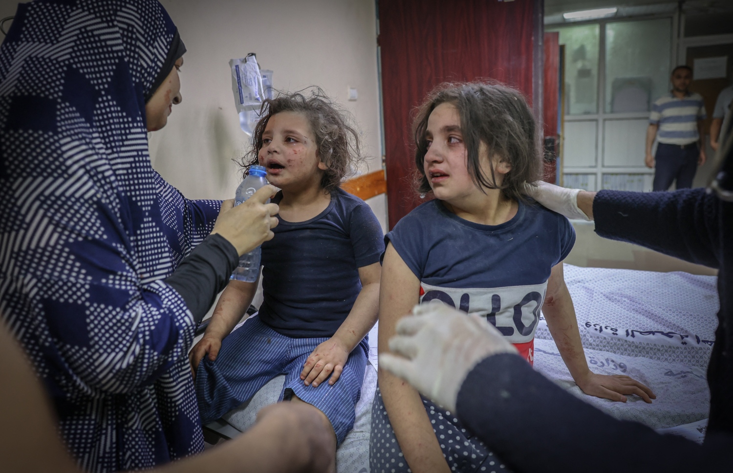 ފަލަސްތީން: ގާޒާ: މޭ 16، 2021: އިޒްރޭލުން ގާޒާއަށް ދެމުންދާ ބޮމުގެ ހަމަލާގައި ވަރަށް ބޮޑަށް ޒަހަމްވެފައިވާ ކުޑަކުދިންތަކެއް ފަރުވާ ހޯދުމަށް އަލް-ޝިފާ ހޮސްޕިޓަލުގައި.-- ފޮޓޯ: އޭއެފްޕީ