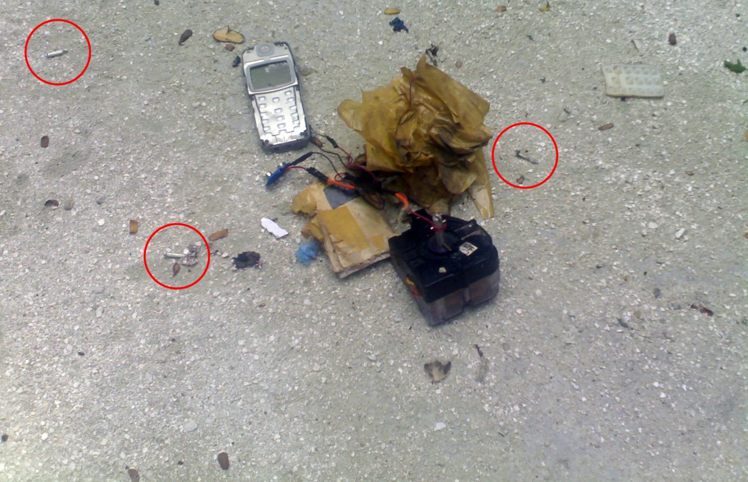 ސަލްޓަން ޕާކުގައި 2007 ވަނަ އަހަރު ގޮއްވާލި ބޮމުގެ ބައިތަކެއް. މިއީ ރާއްޖޭގައި މިފަދަ ގޮތަކަށް ހަމަލާއެއް ދިން ފުރަތަމަ ފަހަރު. -- ފައިލް ފޮޓޯ: ހަވީރު