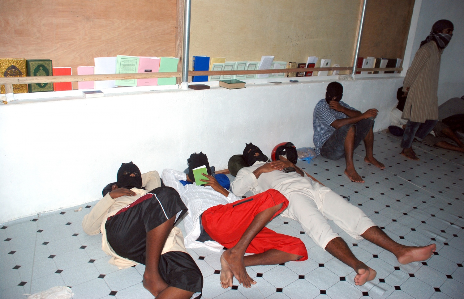 ހަމަލާގައި ބައިވެރިވި ބައެއް މީހުންް އެ މީހުން ހެދި "މިސްކިތުގައި" މަޑުކޮށްލައިގެން -- ފޮޓޯ: ހަވީރު އާކައިވް