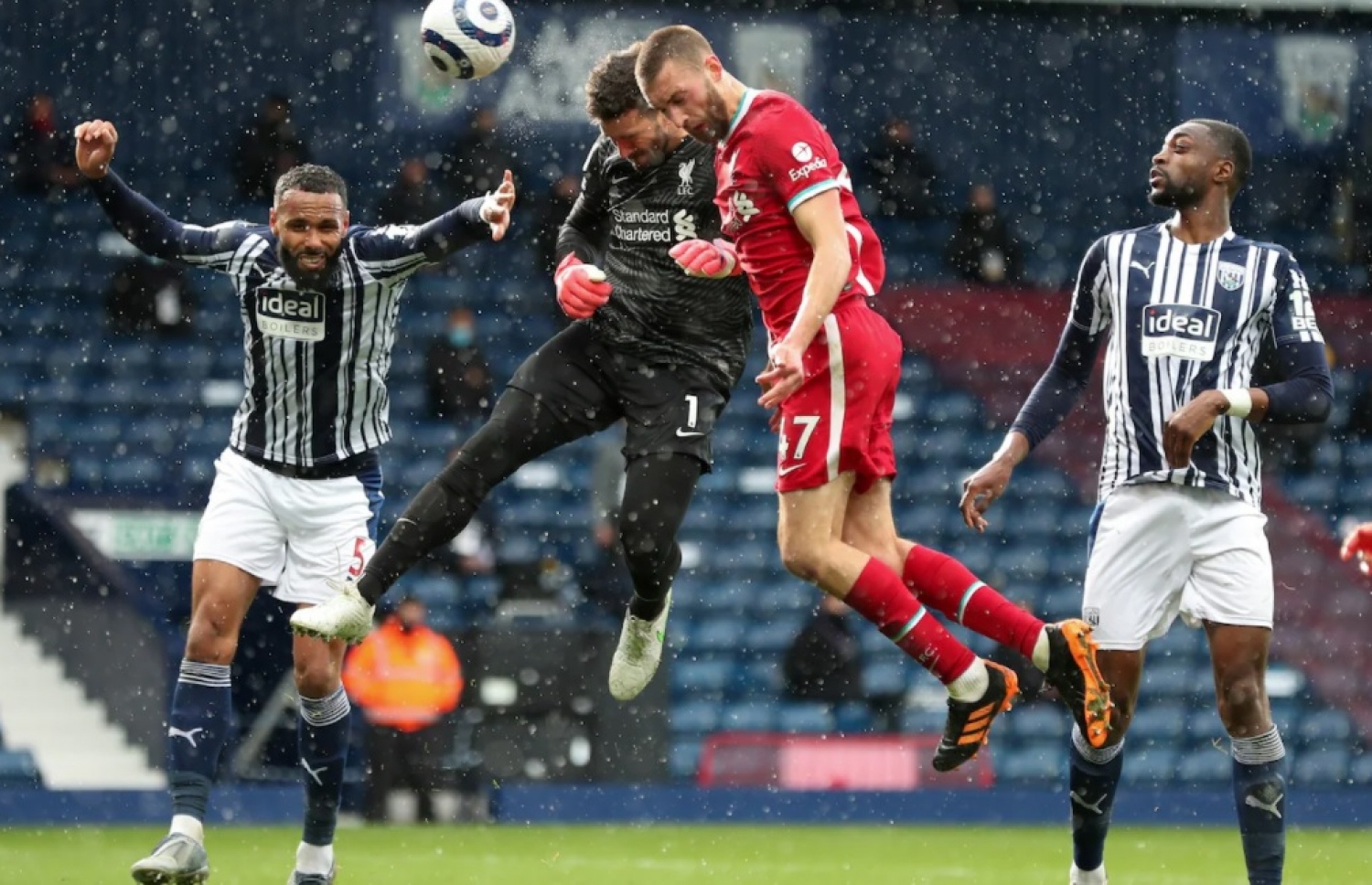 އަލިސަން ފުންމައިގެން އަރައި ބޯޅައިގައި ބޮލުން ޖަހަނީ