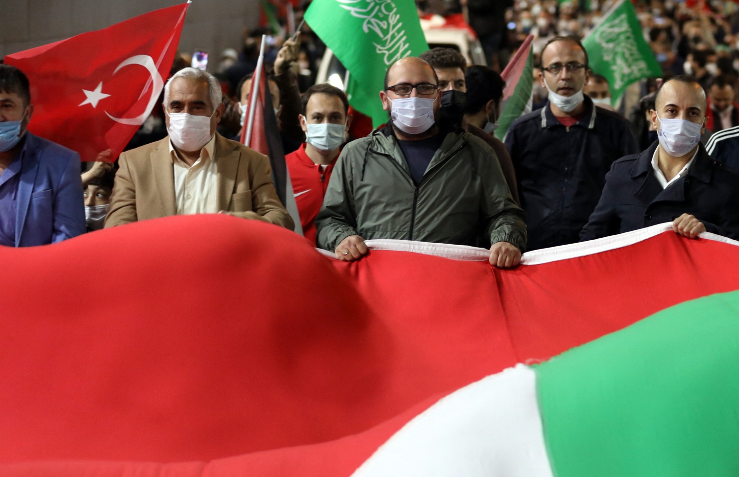 ތުރުކީ: އިސްތަންބުލް: މޭ 17، 2021: އިޒްރޭލުން ގާޒާއަށް ދެމުންދާ ބޮމުގެ ހަމަލާ އާއި ދެކޮޅަށް ކުރަމުންދާ މުޒާހަރާގައި ފަލަސްތީނާއެކު ވާކަން އެންގުމުގެ ގޮތުން ދުނިޔޭގެ އެކި ގައުމުތަކުގައި ބާއްވަމުންދާ މުޒާހަރާއެއްގައި ފަލަސްތީން މިނިވަންކުރުމަށް ގޮވާލާ ބަޔަކު އަޑުއުފުލަނީ.-- ފޮޓޯ: އޭއެފްޕީ