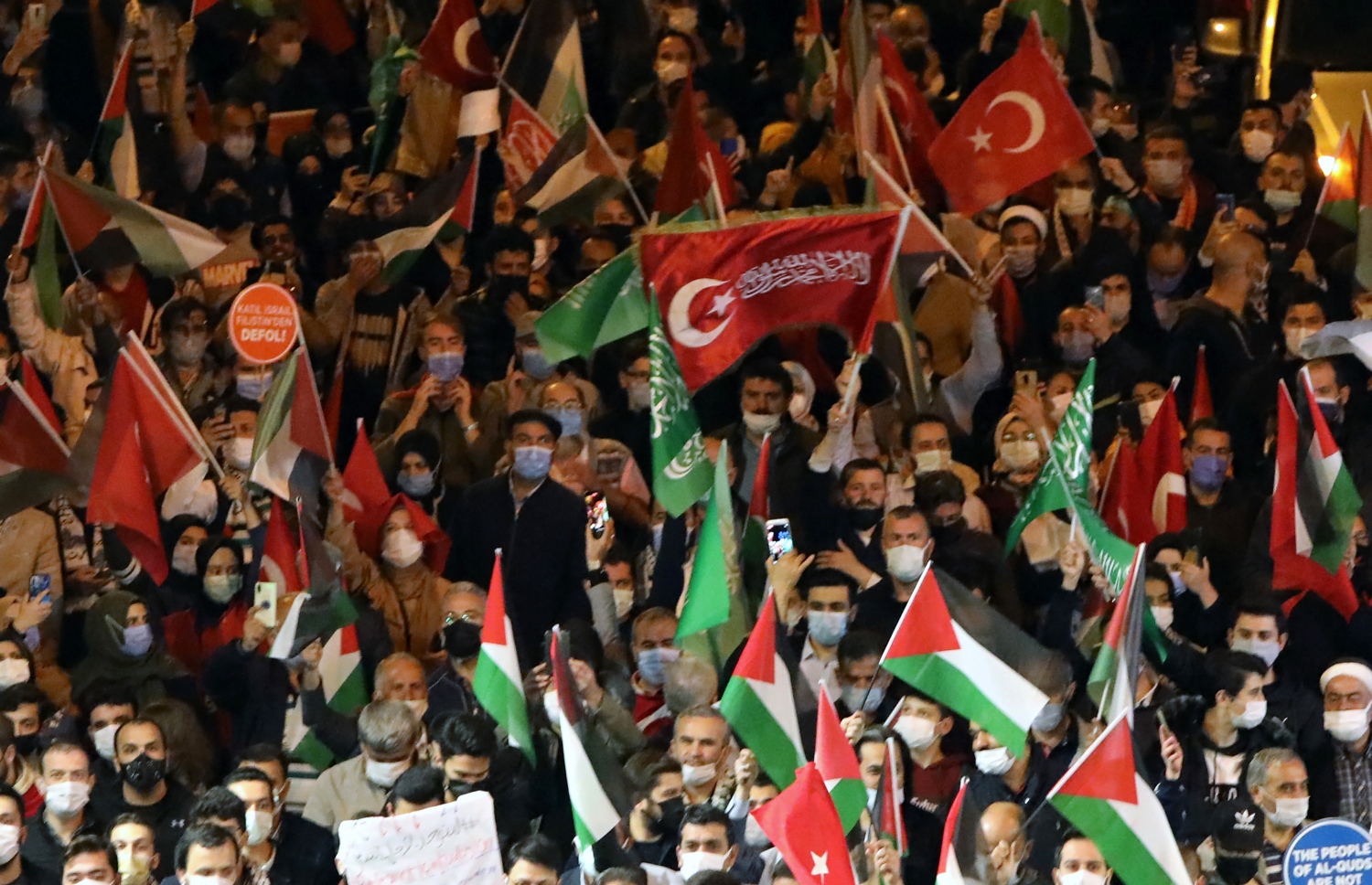 ތުރުކީ: މޭ 17، 2021: އިޒްރޭލުން ގާޒާއަށް ދެމުންދާ ބޮމުގެ ހަމަލާ އާއި ދެކޮޅަށް ކުރަމުންދާ މުޒާހަރާގައި ފަލަސްތީނާއެކު ވާކަން އެންގުމުގެ ގޮތުން ދުނިޔޭގެ އެކި ގައުމުތަކުގައި ބާއްވަމުންދާ މުޒާހަރާއެއްގައި ފަލަސްތީން މިނިވަންކުރުމަށް ގޮވާލާ ބަޔަކު އަޑުއުފުލަނީ.-- ފޮޓޯ: އޭއެފްޕީ