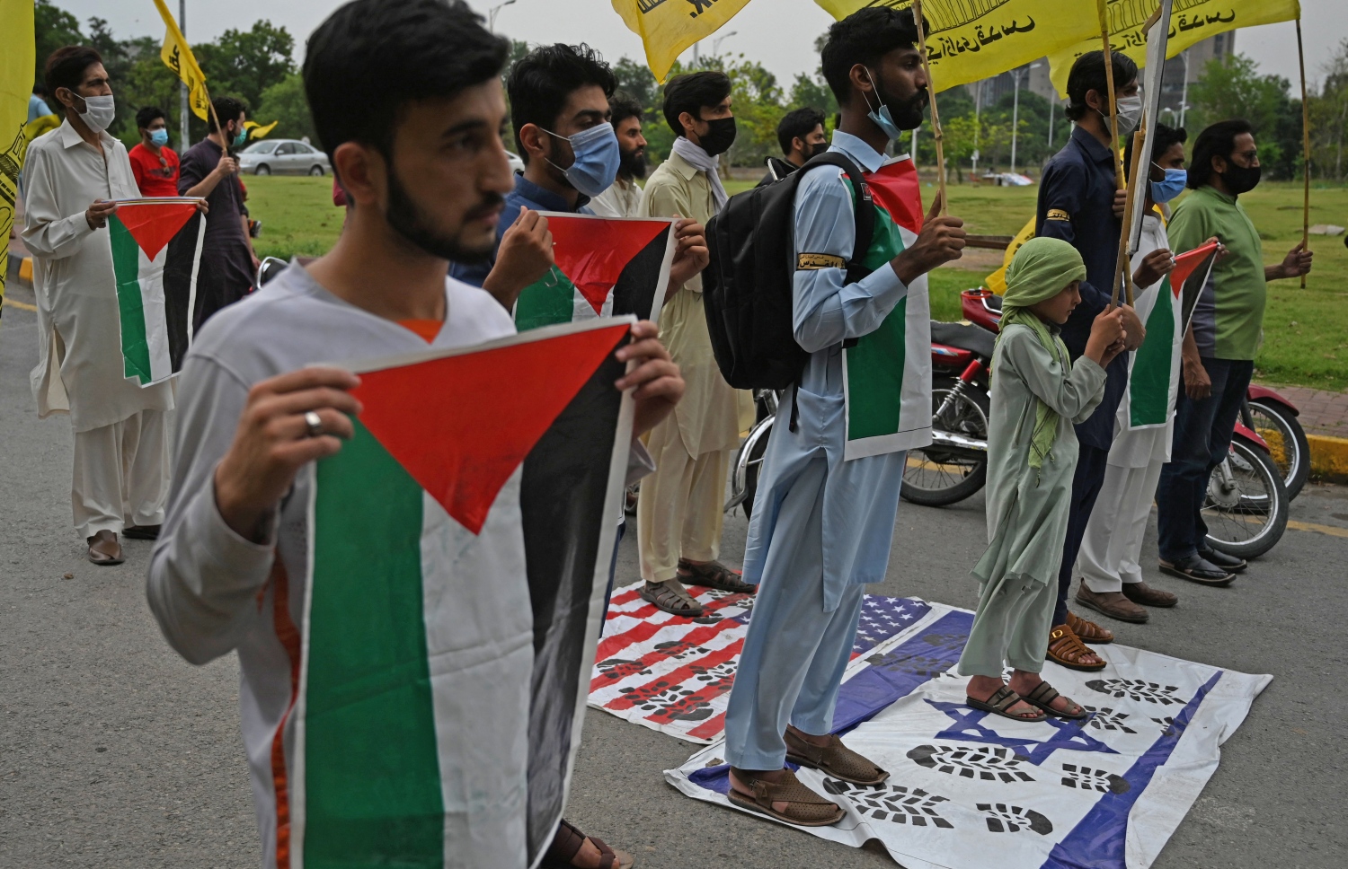 އިސްލާމްއާބާދު: މޭ 17، 2021: އިޒްރޭލުން ގާޒާއަށް ދެމުންދާ ބޮމުގެ ހަމަލާ އާއި ދެކޮޅަށް ކުރަމުންދާ މުޒާހަރާގައި ފަލަސްތީނާއެކު ވާކަން އެންގުމުގެ ގޮތުން ދުނިޔޭގެ އެކި ގައުމުތަކުގައި ބާއްވަމުންދާ މުޒާހަރާއެއްގައި ފަލަސްތީން މިނިވަންކުރުމަށް ގޮވާލާ ބަޔަކު އަޑުއުފުލަނީ.-- ފޮޓޯ: އޭއެފްޕީ