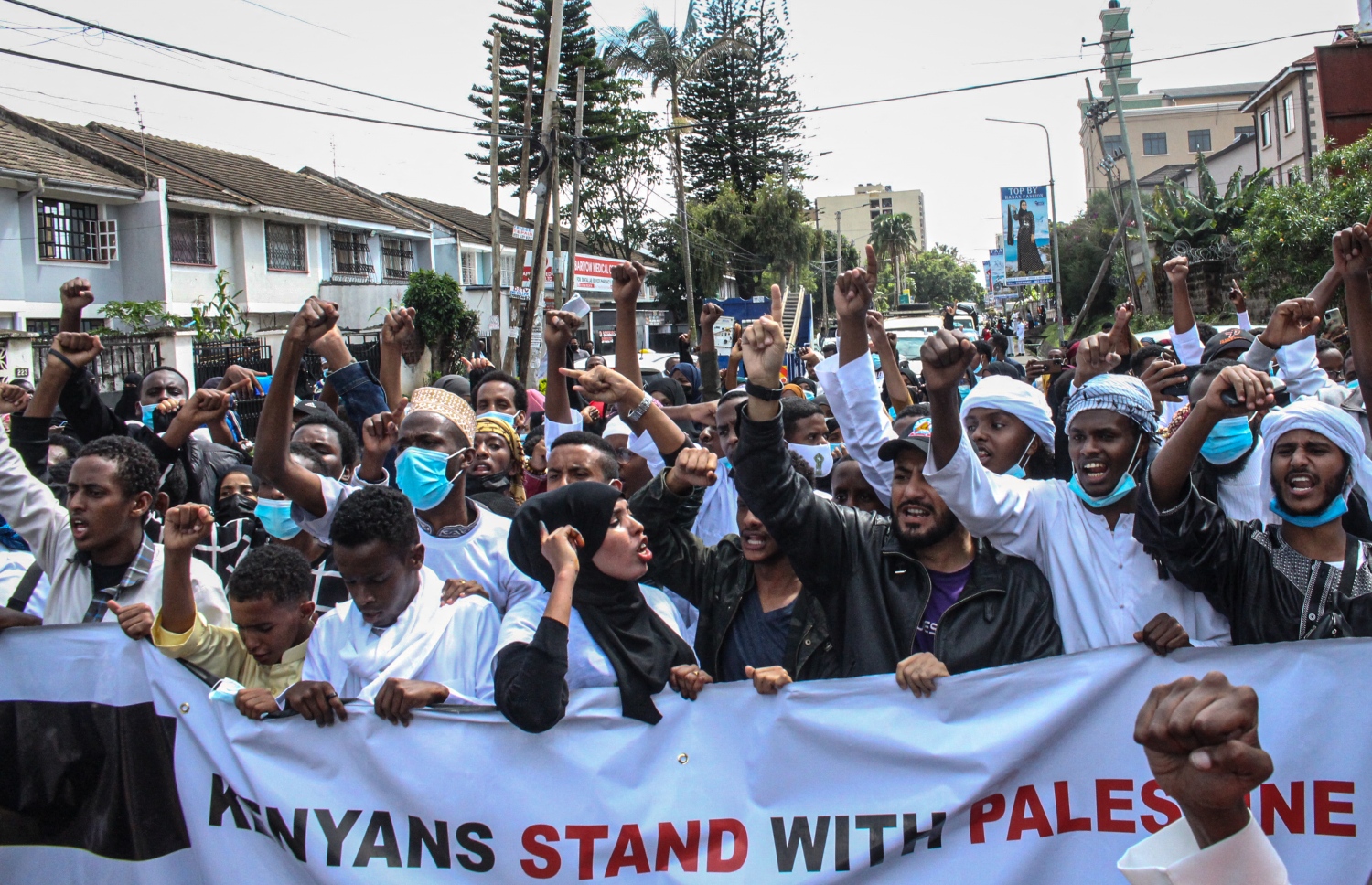 ކެންޔާ: މޭ 17، 2021: އިޒްރޭލުން ގާޒާއަށް ދެމުންދާ ބޮމުގެ ހަމަލާ އާއި ދެކޮޅަށް ކުރަމުންދާ މުޒާހަރާގައި ފަލަސްތީނާއެކު ވާކަން އެންގުމުގެ ގޮތުން ދުނިޔޭގެ އެކި ގައުމުތަކުގައި ބާއްވަމުންދާ މުޒާހަރާއެއްގައި ފަލަސްތީން މިނިވަންކުރުމަށް ގޮވާލާ ބަޔަކު އަޑުއުފުލަނީ.-- ފޮޓޯ: އޭއެފްޕީ