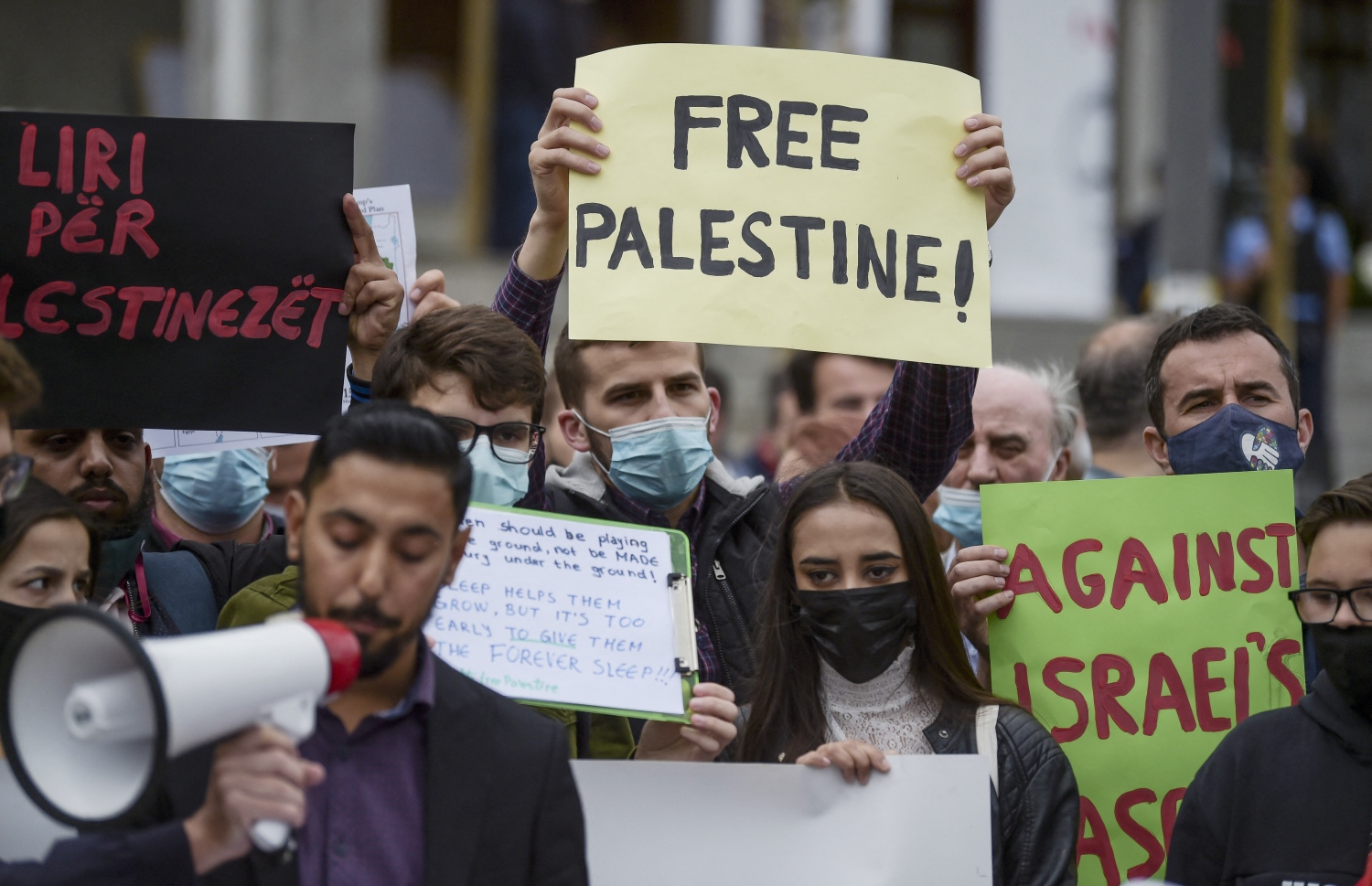 ކޮސޯވާ: މޭ 17، 2021: އިޒްރޭލުން ގާޒާއަށް ދެމުންދާ ބޮމުގެ ހަމަލާ އާއި ދެކޮޅަށް ކުރަމުންދާ މުޒާހަރާގައި ފަލަސްތީނާއެކު ވާކަން އެންގުމުގެ ގޮތުން ދުނިޔޭގެ އެކި ގައުމުތަކުގައި ބާއްވަމުންދާ މުޒާހަރާއެއްގައި ފަލަސްތީން މިނިވަންކުރުމަށް ގޮވާލާ ބަޔަކު އަޑުއުފުލަނީ.-- ފޮޓޯ: އޭއެފްޕީ