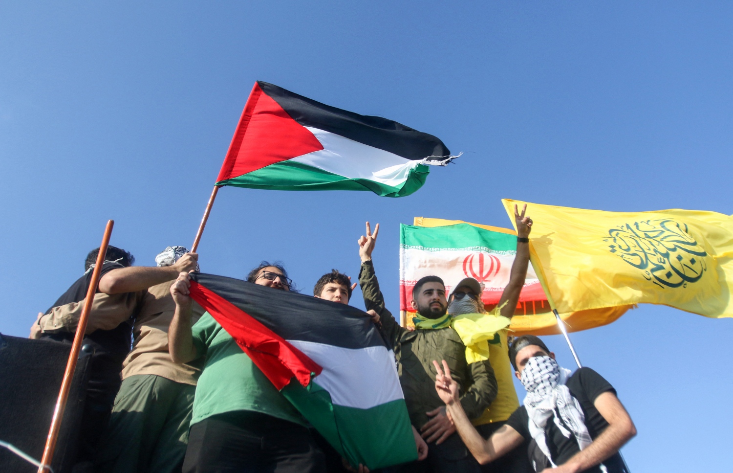 ލުބުނާން: މޭ 17، 2021: އިޒްރޭލުން ގާޒާއަށް ދެމުންދާ ބޮމުގެ ހަމަލާ އާއި ދެކޮޅަށް ކުރަމުންދާ މުޒާހަރާގައި ފަލަސްތީނާއެކު ވާކަން އެންގުމުގެ ގޮތުން ދުނިޔޭގެ އެކި ގައުމުތަކުގައި ބާއްވަމުންދާ މުޒާހަރާއެއްގައި ބަޔަކު އަޑުއުފުލަނީ.-- ފޮޓޯ: އޭއެފްޕީވ