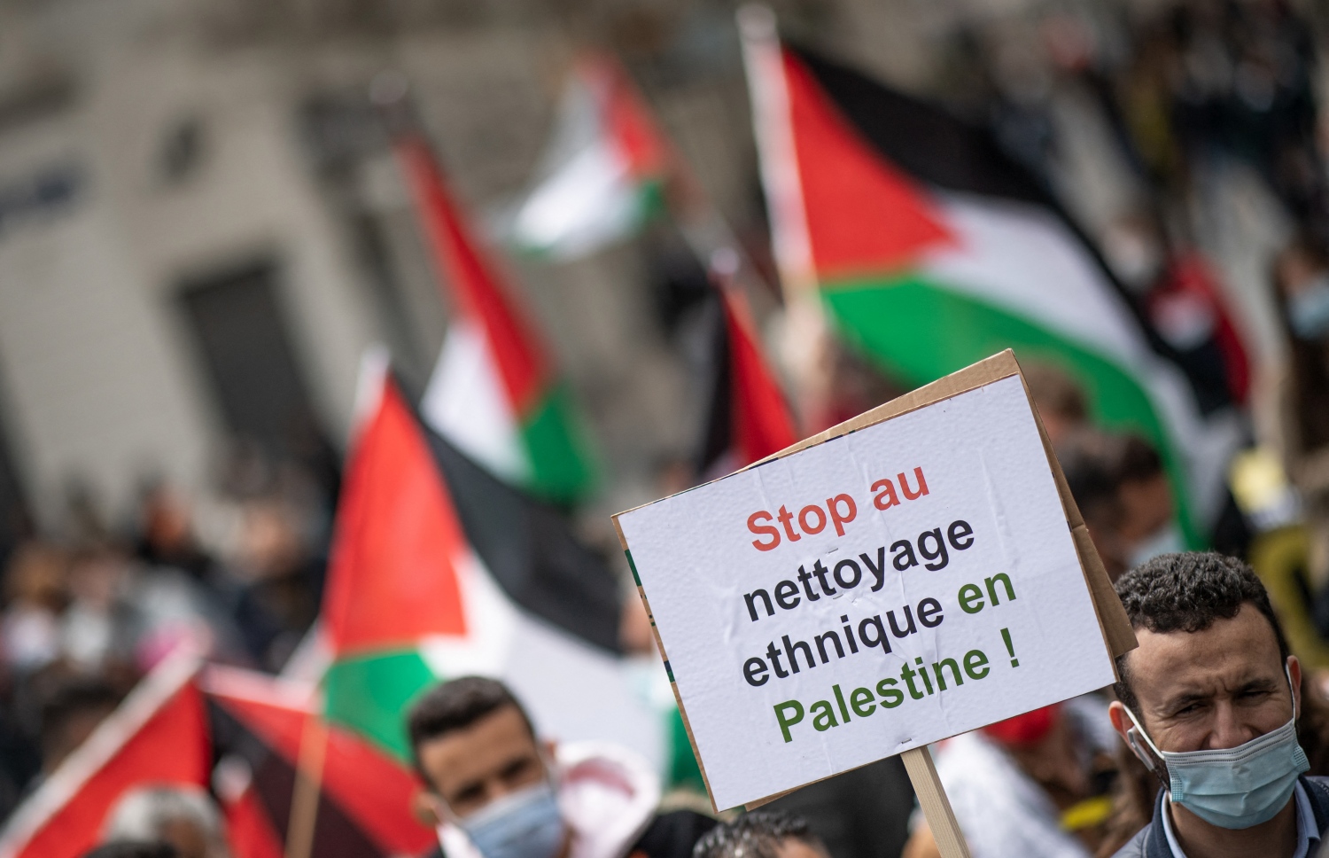 ފްރާންސް: މޭ 17، 2021: އިޒްރޭލުން ގާޒާއަށް ދެމުންދާ ބޮމުގެ ހަމަލާ އާއި ދެކޮޅަށް ކުރަމުންދާ މުޒާހަރާގައި ފަލަސްތީނާއެކު ވާކަން އެންގުމުގެ ގޮތުން ދުނިޔޭގެ އެކި ގައުމުތަކުގައި ބާއްވަމުންދާ މުޒާހަރާއެއްގައި ބަޔަކު އަޑުއުފުލަނީ.-- ފޮޓޯ: އޭއެފްޕީ