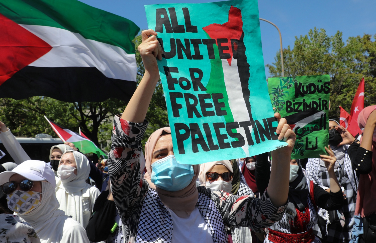 ފަލަސްތީން: މޭ 17، 2021: އިޒްރޭލުން ގާޒާއަށް ދެމުންދާ ބޮމުގެ ހަމަލާ އާއި ދެކޮޅަށް ކުރަމުންދާ މުޒާހަރާގައި ފަލަސްތީނާއެކު ވާކަން އެންގުމުގެ ގޮތުން ދުނިޔޭގެ އެކި ގައުމުތަކުގައި ބާއްވަމުންދާ މުޒާހަރާއެއްގައި އިޒްރޭލް އެމްބަސީ ކައިރީގައި ބަޔަކު އަޑުއުފުލަނީ.-- ފޮޓޯ: އޭއެފްޕީ