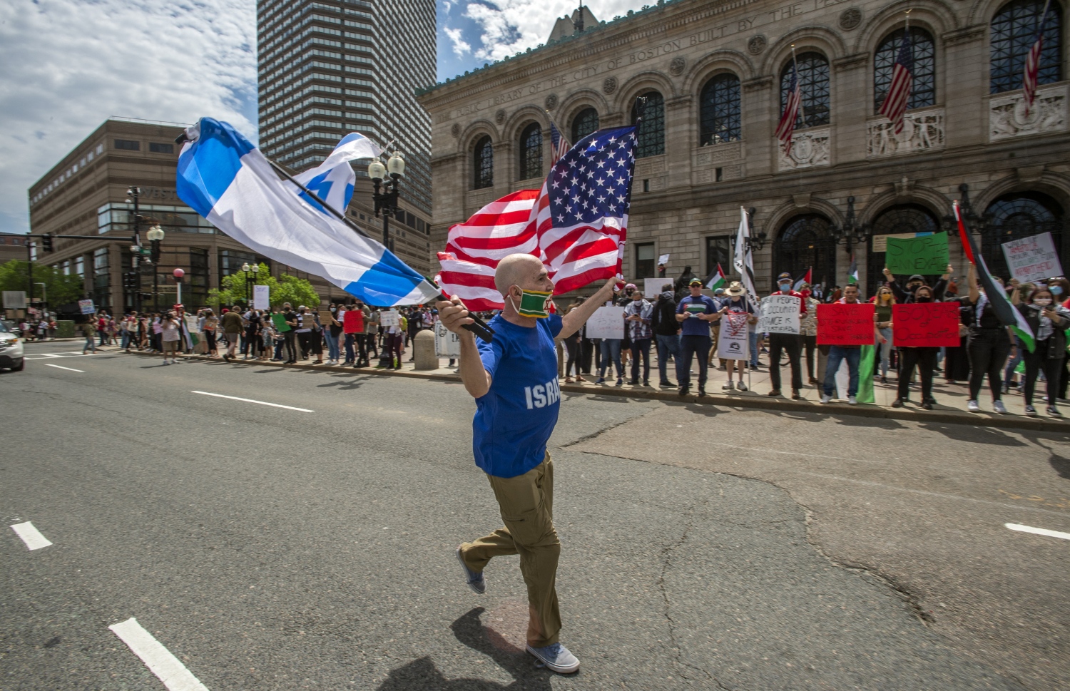 ލަސް ވޭގަސް: މޭ 17، 2021: އިޒްރޭލުން ގާޒާއަށް ދެމުންދާ ބޮމުގެ ހަމަލާ އާއި ދެކޮޅަށް ކުރަމުންދާ މުޒާހަރާގައި ފަލަސްތީނާއެކު ވާކަން އެންގުމުގެ ގޮތުން ދުނިޔޭގެ އެކި ގައުމުތަކުގައި ބާއްވަމުންދާ މުޒާހަރާއެއްގައި 32 އަހަރު ވަންދެން އިޒްރޭލުގެ އާމީގައި މަސައްކަތް ކުރި މީހަކު މުޒާހަރާ ތެރޭގައި އިޒްރޭލު އަދި އެމެރިކާގެ ދިދައެއް ހިފައިގެން މުޒާހަރާތެރޭގައި.-- ފޮޓޯ: އޭއެފްޕީ
