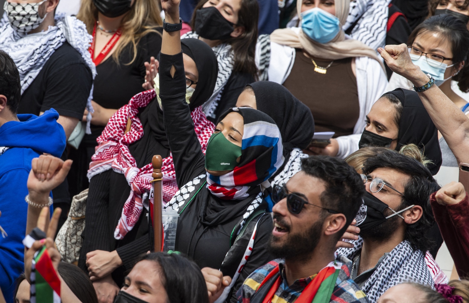 ބޮސްޓަން: މޭ 17، 2021: އިޒްރޭލުން ގާޒާއަށް ދެމުންދާ ބޮމުގެ ހަމަލާ އާއި ދެކޮޅަށް ކުރަމުންދާ މުޒާހަރާގައި ފަލަސްތީނާއެކު ވާކަން އެންގުމުގެ ގޮތުން ދުނިޔޭގެ އެކި ގައުމުތަކުގައި ބާއްވަމުންދާ މުޒާހަރާއެއްގައި ބަޔަކު އަޑުއުފުލަނީ.-- ފޮޓޯ: އޭއެފްޕީ