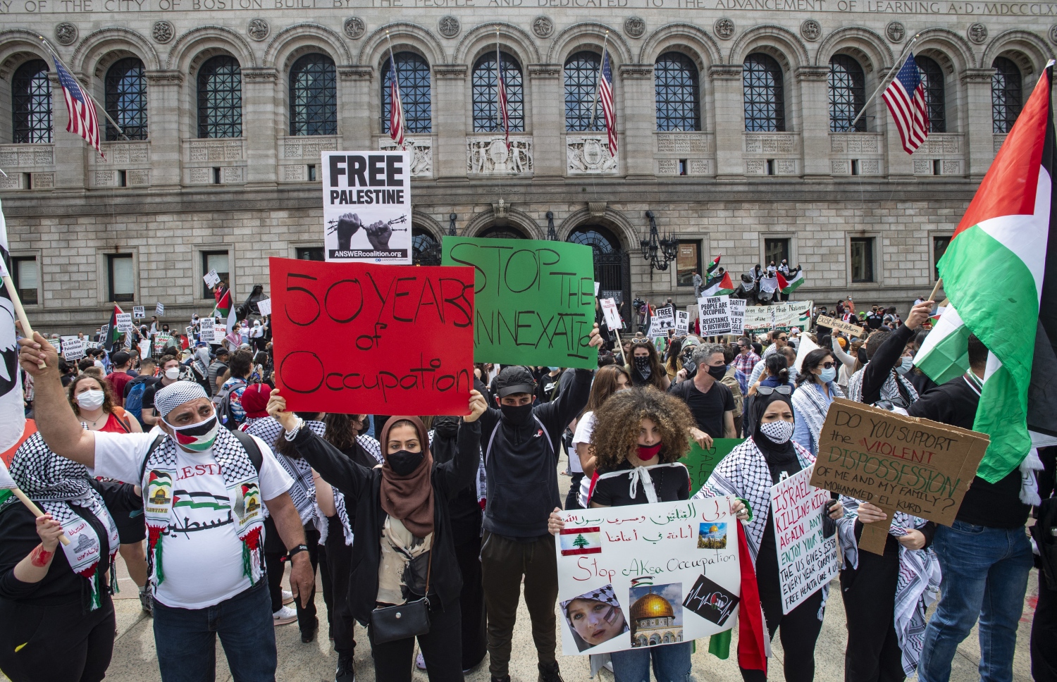 ބޮސްޓަން: މޭ 17، 2021: އިޒްރޭލުން ގާޒާއަށް ދެމުންދާ ބޮމުގެ ހަމަލާ އާއި ދެކޮޅަށް ކުރަމުންދާ މުޒާހަރާގައި ފަލަސްތީނާއެކު ވާކަން އެންގުމުގެ ގޮތުން ދުނިޔޭގެ އެކި ގައުމުތަކުގައި ބާއްވަމުންދާ މުޒާހަރާއެއްގައި ބަޔަކު އަޑުއުފުލަނީ.-- ފޮޓޯ: އޭއެފްޕީ