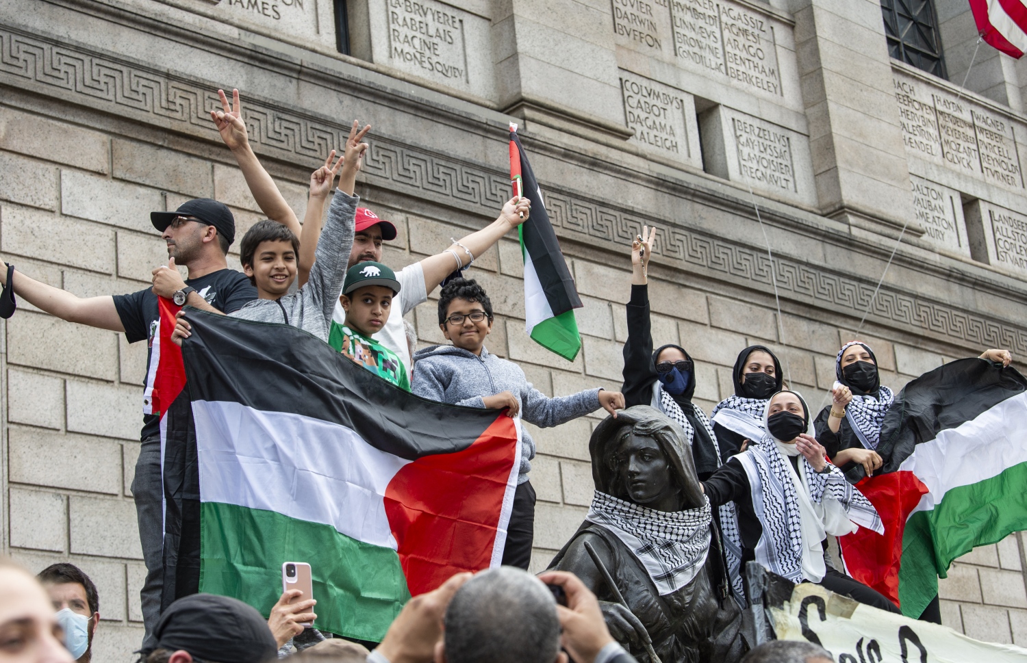 ބޮސްޓަން: މޭ 17، 2021: އިޒްރޭލުން ގާޒާއަށް ދެމުންދާ ބޮމުގެ ހަމަލާ އާއި ދެކޮޅަށް ކުރަމުންދާ މުޒާހަރާގައި ފަލަސްތީނާއެކު ވާކަން އެންގުމުގެ ގޮތުން ދުނިޔޭގެ އެކި ގައުމުތަކުގައި ބާއްވަމުންދާ މުޒާހަރާއެއްގައި ބަޔަކު އަޑުއުފުލަނީ.-- ފޮޓޯ: އޭއެފްޕީ