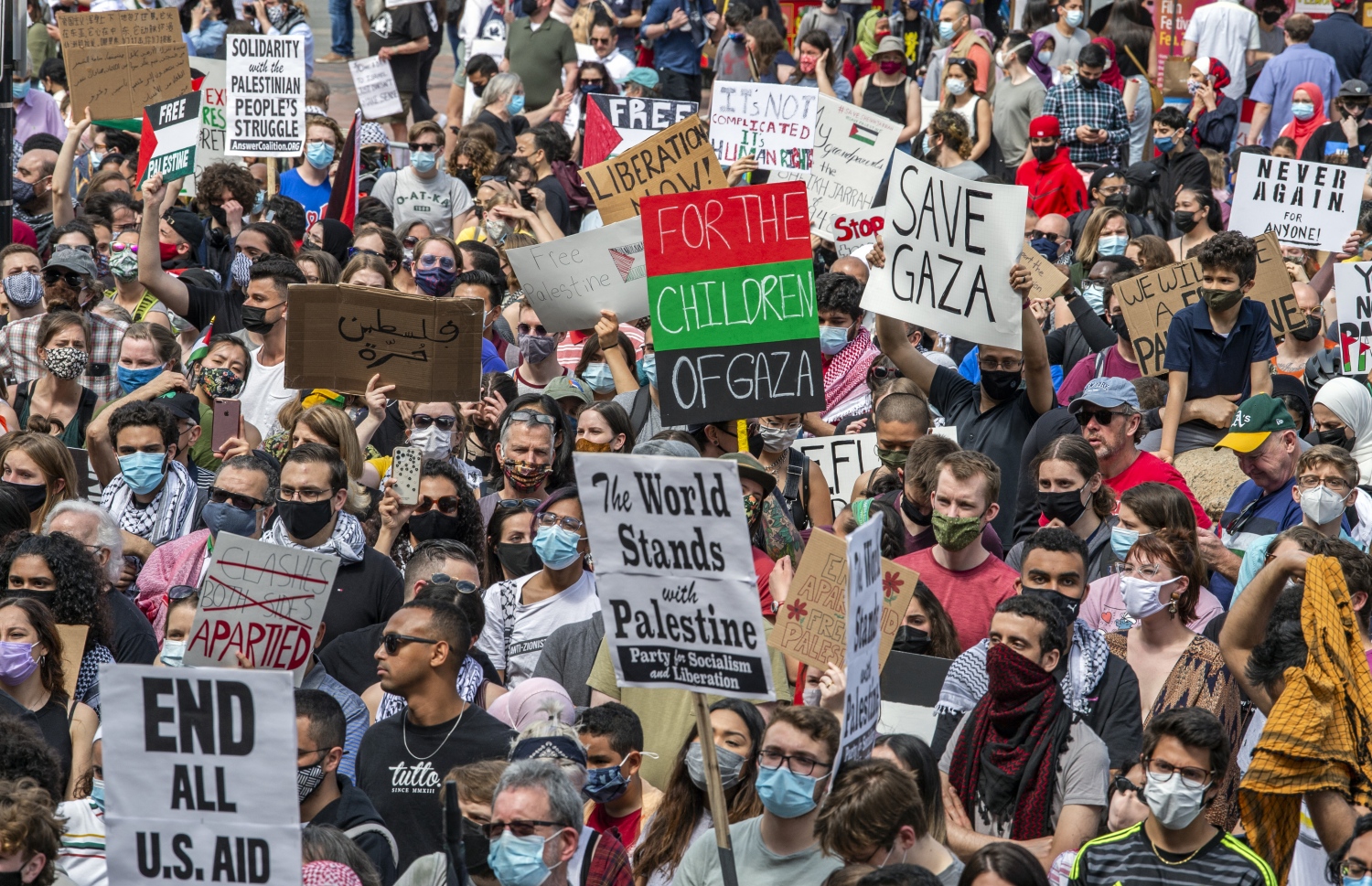 ބޮސްޓަން: މޭ 17، 2021: އިޒްރޭލުން ގާޒާއަށް ދެމުންދާ ބޮމުގެ ހަމަލާ އާއި ދެކޮޅަށް ކުރަމުންދާ މުޒާހަރާގައި ފަލަސްތީނާއެކު ވާކަން އެންގުމުގެ ގޮތުން ދުނިޔޭގެ އެކި ގައުމުތަކުގައި ބާއްވަމުންދާ މުޒާހަރާއެއްގައި ބަޔަކު އަޑުއުފުލަނީ.-- ފޮޓޯ: އޭއެފްޕީ