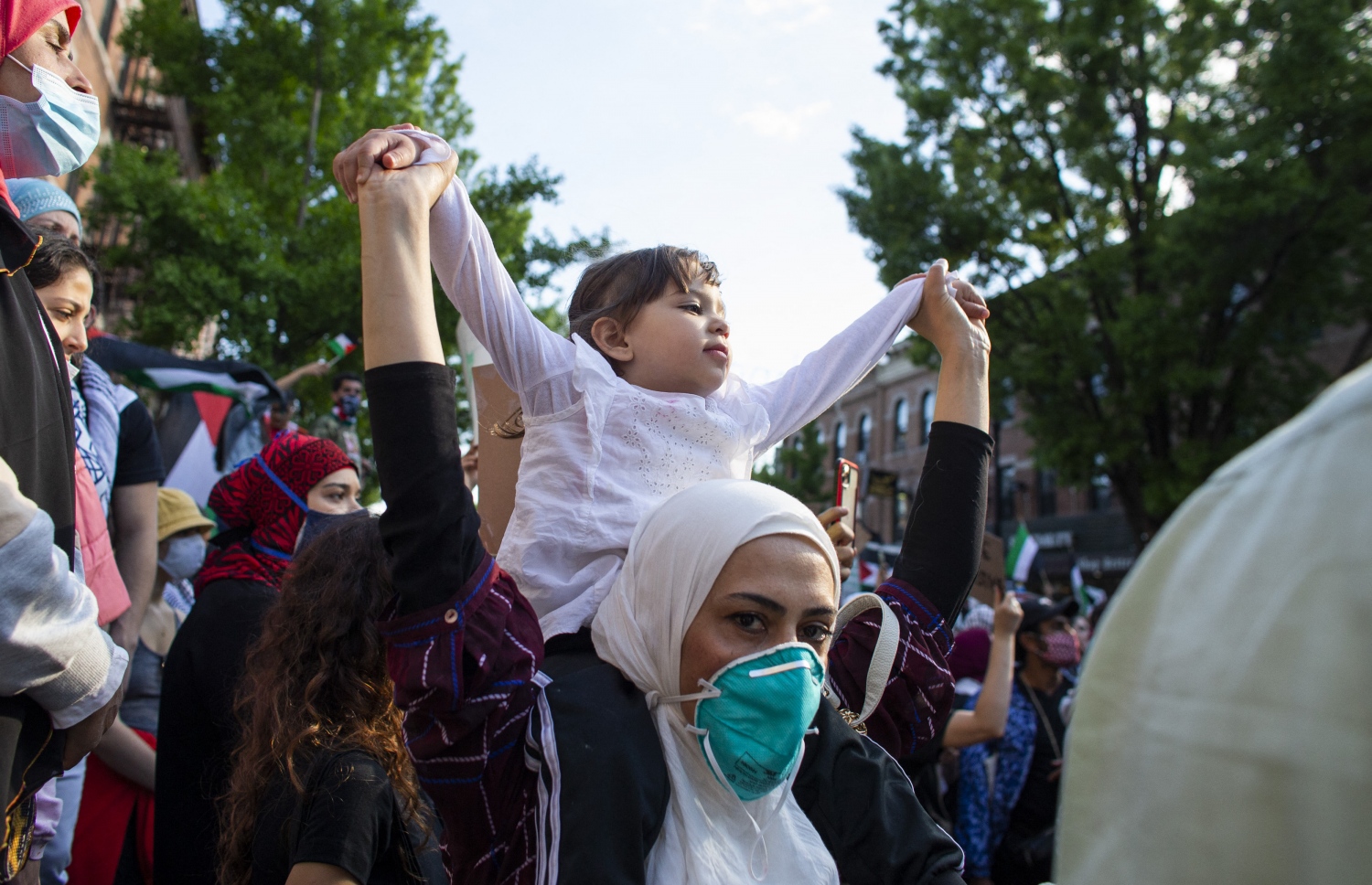 ނިއު ޔޯކު: މޭ 17، 2021: އިޒްރޭލުން ގާޒާއަށް ދެމުންދާ ބޮމުގެ ހަމަލާ އާއި ދެކޮޅަށް ކުރަމުންދާ މުޒާހަރާގައި ފަލަސްތީނާއެކު ވާކަން އެންގުމުގެ ގޮތުން ދުނިޔޭގެ އެކި ގައުމުތަކުގައި ބާއްވަމުންދާ މުޒާހަރާއެއްގައި އަންހެނަކު އޭނާގެ ހަތަރު އަހަރުގެ ދަރިފުޅު ކޮނޑުގައި ބައިންދައިގެން އަޑު އުފުލަނީ.-- ފޮޓޯ: އޭއެފްޕީ