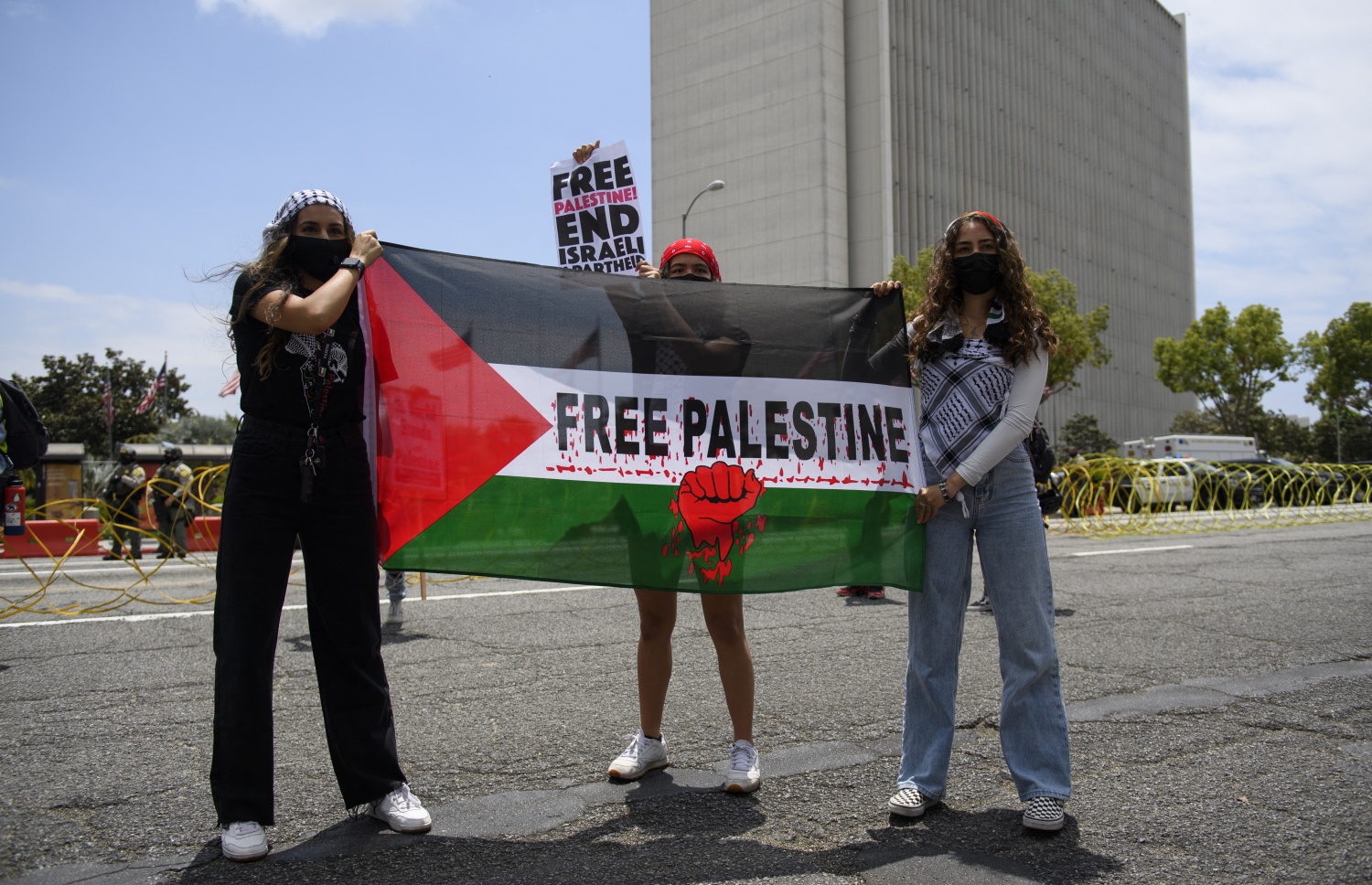 ލޮސް އެންޖެލިސް: މޭ 17، 2021: އިޒްރޭލުން ގާޒާއަށް ދެމުންދާ ބޮމުގެ ހަމަލާ އާއި ދެކޮޅަށް ކުރަމުންދާ މުޒާހަރާގައި ފަލަސްތީނާއެކު ވާކަން އެންގުމުގެ ގޮތުން ދުނިޔޭގެ އެކި ގައުމުތަކުގައި ބާއްވަމުންދާ މުޒާހަރާއެއްގައި ބަޔަކު ފަލަސްތީނު ދިދަ ހިފައިގެން.-- ފޮޓޯ: އޭއެފްޕީ