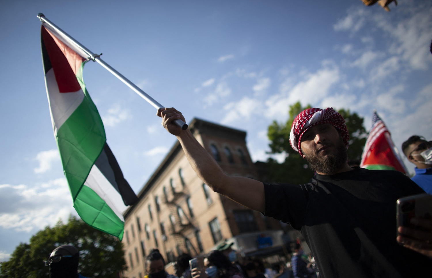 ނިއު ޔޯކު: މޭ 17، 2021: އިޒްރޭލުން ގާޒާއަށް ދެމުންދާ ބޮމުގެ ހަމަލާ އާއި ދެކޮޅަށް ކުރަމުންދާ މުޒާހަރާގައި ފަލަސްތީނާއެކު ވާކަން އެންގުމުގެ ގޮތުން ދުނިޔޭގެ އެކި ގައުމުތަކުގައި ބާއްވަމުންދާ މުޒާހަރާއެއްގައި ބަޔަކު އަޑުއުފުލަނީ.-- ފޮޓޯ: އޭއެފްޕީ