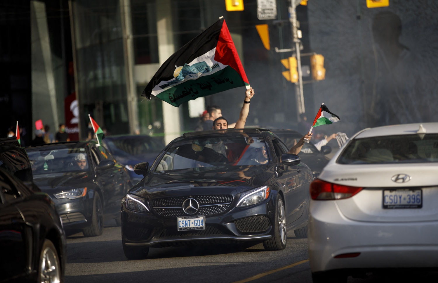 ކެނެޑާ: މޭ 17، 2021: އިޒްރޭލުން ގާޒާއަށް ދެމުންދާ ބޮމުގެ ހަމަލާ އާއި ދެކޮޅަށް ކުރަމުންދާ މުޒާހަރާގައި ފަލަސްތީނާއެކު ވާކަން އެންގުމުގެ ގޮތުން ދުނިޔޭގެ އެކި ގައުމުތަކުގައި ބާއްވަމުންދާ މުޒާހަރާއެއްގައި ބަޔަކު އަޑުއުފުލަނީ.-- ފޮޓޯ: އޭއެފްޕީ