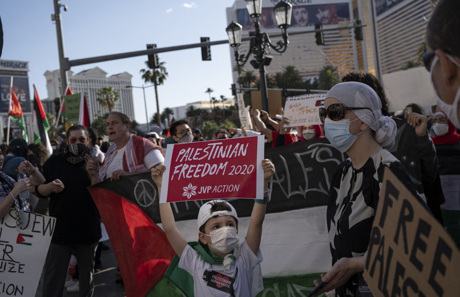 ލަސް ވޭގަސް: މޭ 17، 2021: އިޒްރޭލުން ގާޒާއަށް ދެމުންދާ ބޮމުގެ ހަމަލާ އާއި ދެކޮޅަށް ކުރަމުންދާ މުޒާހަރާގައި ފަލަސްތީނާއެކު ވާކަން އެންގުމުގެ ގޮތުން ދުނިޔޭގެ އެކި ގައުމުތަކުގައި ބާއްވަމުންދާ މުޒާހަރާއެއްގައި ބަޔަކު އަޑުއުފުލަނީ.-- ފޮޓޯ: އޭއެފްޕީ