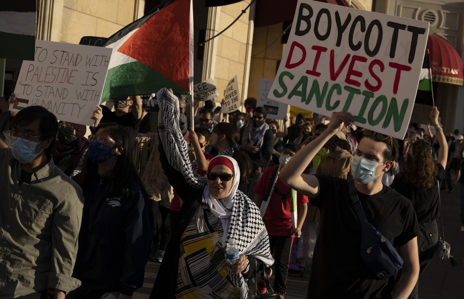 ލަސް ވޭގަސް: މޭ 17، 2021: އިޒްރޭލުން ގާޒާއަށް ދެމުންދާ ބޮމުގެ ހަމަލާ އާއި ދެކޮޅަށް ކުރަމުންދާ މުޒާހަރާގައި ފަލަސްތީނާއެކު ވާކަން އެންގުމުގެ ގޮތުން ދުނިޔޭގެ އެކި ގައުމުތަކުގައި ބާއްވަމުންދާ މުޒާހަރާއެއްގައި ބަޔަކު އަޑުއުފުލަނީ.-- ފޮޓޯ: އޭއެފްޕީ