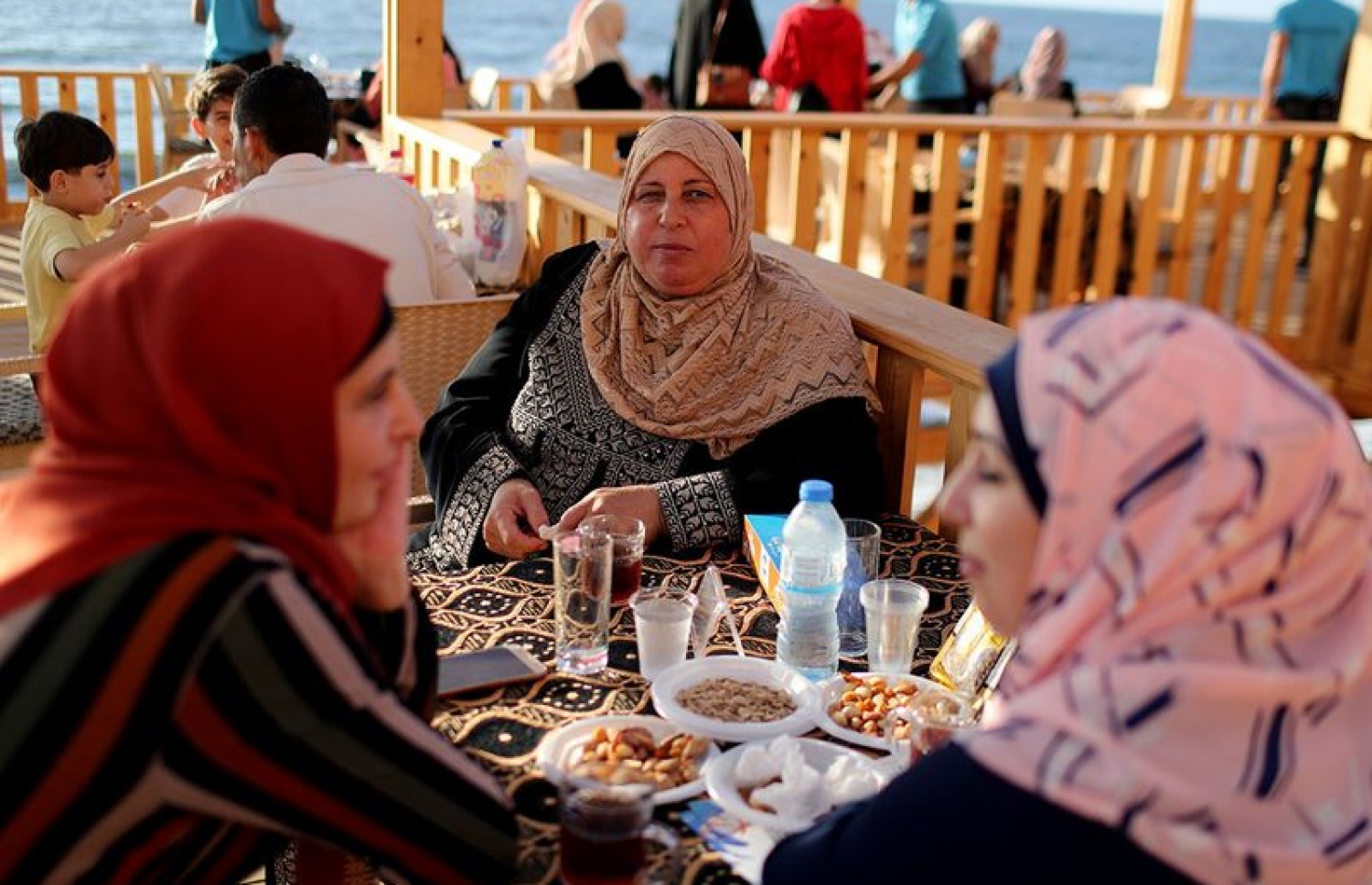 ފަލަސްތީން: ގާޒާ: މޭ 18، 2021: ފަލަސްތީނުގެ ގާޒާގައި ހުންނަ "ގާޒާ މޯލްޑިވްސް ރެސްޓޯރެންޓް"ގައި ގާޒާގެ ބަޔަކު ސައިބޮނީ: އިޒުރޭލުން ވަނީ ބޮންއަޅާ މިތަން ގޮއްވާލައިފި.-- ފޮޓޯ: ރޮއިޓާސް