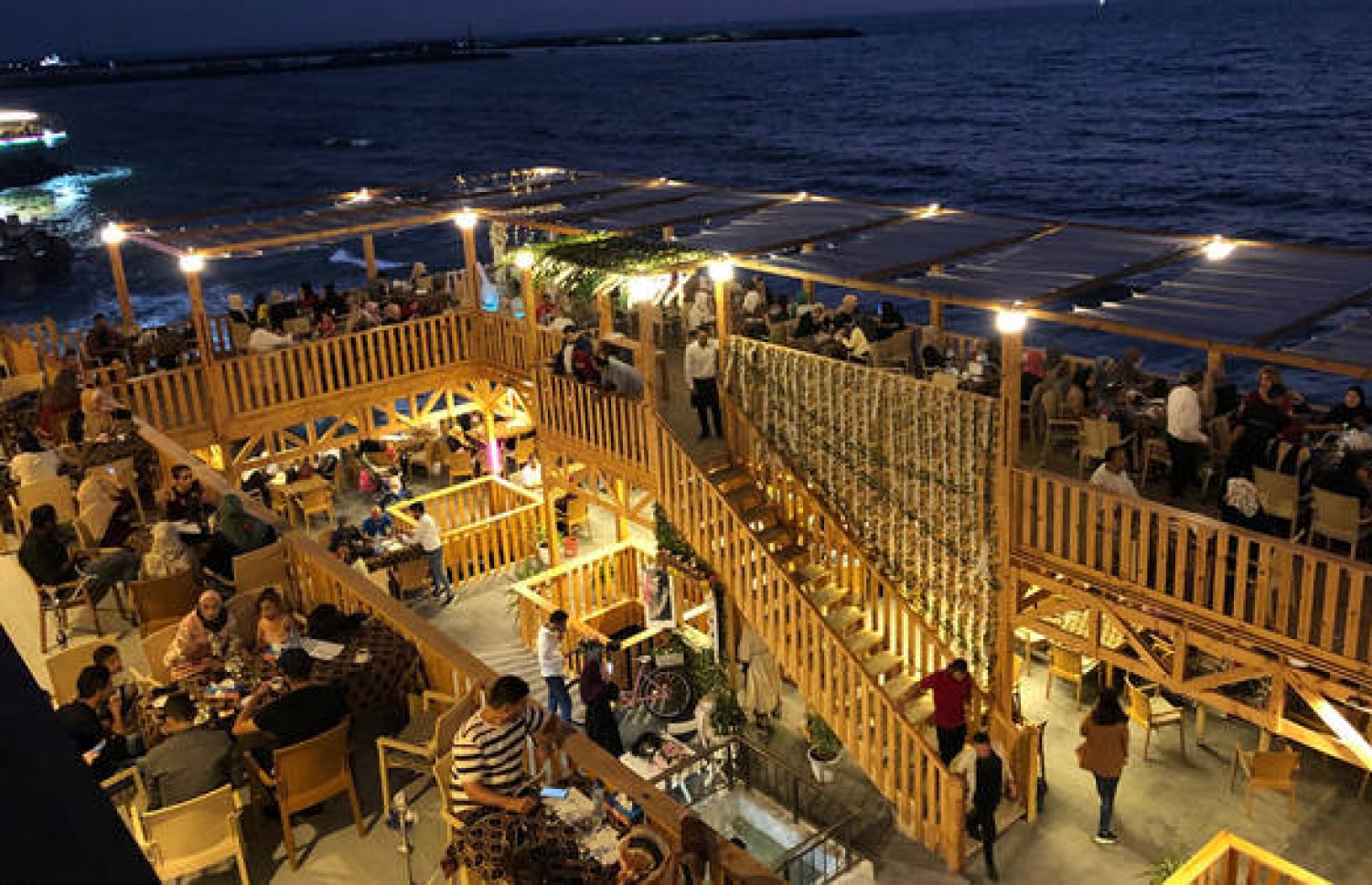 ފަލަސްތީން: ގާޒާ: މޭ 18، 2021: ފަލަސްތީނުގެ ގާޒާގައި ހުންނަ "ގާޒާ މޯލްޑިވްސް ރެސްޓޯރެންޓް"ގައި ގާޒާގެ ބަޔަކު ސައިބޮނީ: އިޒުރޭލުން ވަނީ ބޮންއަޅާ މިތަން ގޮއްވާލައިފި.-- ފޮޓޯ: ރޮއިޓާސް