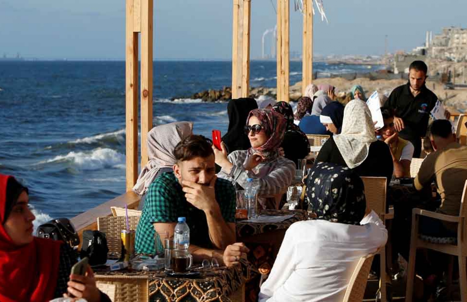 ފަލަސްތީން: ގާޒާ: މޭ 18، 2021: ފަލަސްތީނުގެ ގާޒާގައި ހުންނަ "ގާޒާ މޯލްޑިވްސް ރެސްޓޯރެންޓް"ގައި ގާޒާގެ ބަޔަކު ސައިބޮނީ: އިޒުރޭލުން ވަނީ ބޮންއަޅާ މިތަން ގޮއްވާލައިފި.-- ފޮޓޯ: ރޮއިޓާސް