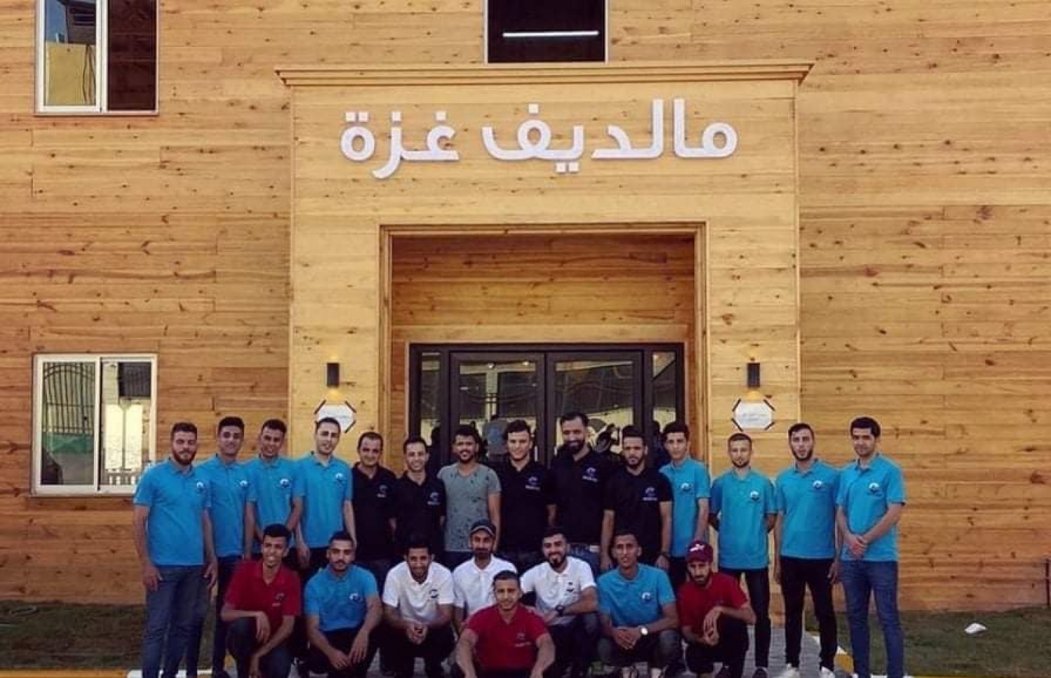 ފަލަސްތީން: ގާޒާ: މޭ 18، 2021: ގާޒާ މޯލްޑިވްސް ރެސްޓޯރެންޓުގެ ވެރިންނާއި ސްޓާފުން އެ ރެސްޓޯރެންޓް ކުރިމަތީގައި ފޮޓޯއަކަށް ހުއްޓިގެން.-- ފޮޓޯ: ރޮއިޓާސް