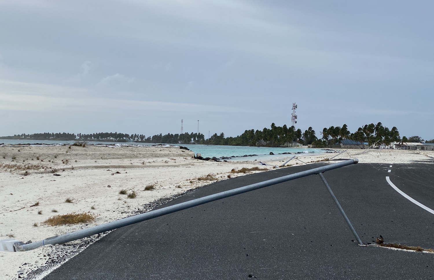 މިދިޔަ ހުކުރު ދުވަހު އުދައަރައި ހޯރަފުށީ އެއާޕޯޓަށް ލިބުނު ގެއްލުންތައް.