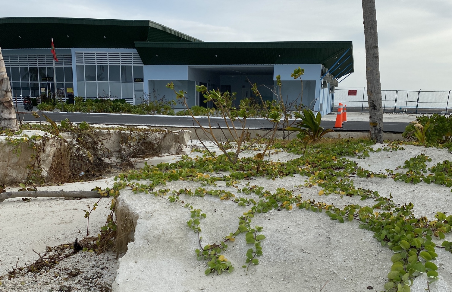 އެއާޕޯޓަށް ރާޅު އަރައި ވެލިގަނޑު ހަލާކުވެފައި