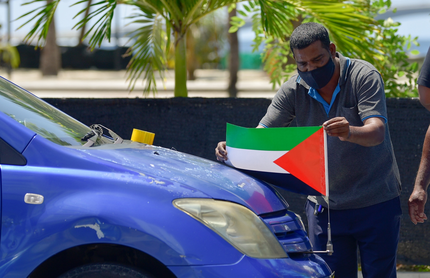 ފަލަސްތީނު ދިދައެއް ކާރުގައި ހަރުކުރަނީ: ދިވެހިން ފަލަސްތީނާ އެކުގައި ތިބިކަން ދެއްކުމަށް ގިނަ ބަޔަކު އަންނަނީ ދިދަ ގަންނަމުން--ފޮޓޯ: ނިޝާން އަލީ/މިހާރު