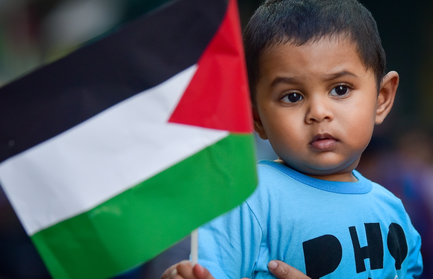 މާލެ- މޭއި 18، 2021: އިޒްރޭލުން ފަލަސްތީނަށް ދޭ ހަމަލާތަކާ ދެކޮޅުހަދައި ފަލަސްތީނާ އެކުގައި ތިބިކަން ހާމަކުރުމަށް ފަލަސްތީނު ދިދަ އާއި ދިވެހި ދިދަ ހިފައިގެން ކުޑަ ކުއްޖަކު  --.ފޮޓޯ: ނިޝާން އަލީ/މިހާރު