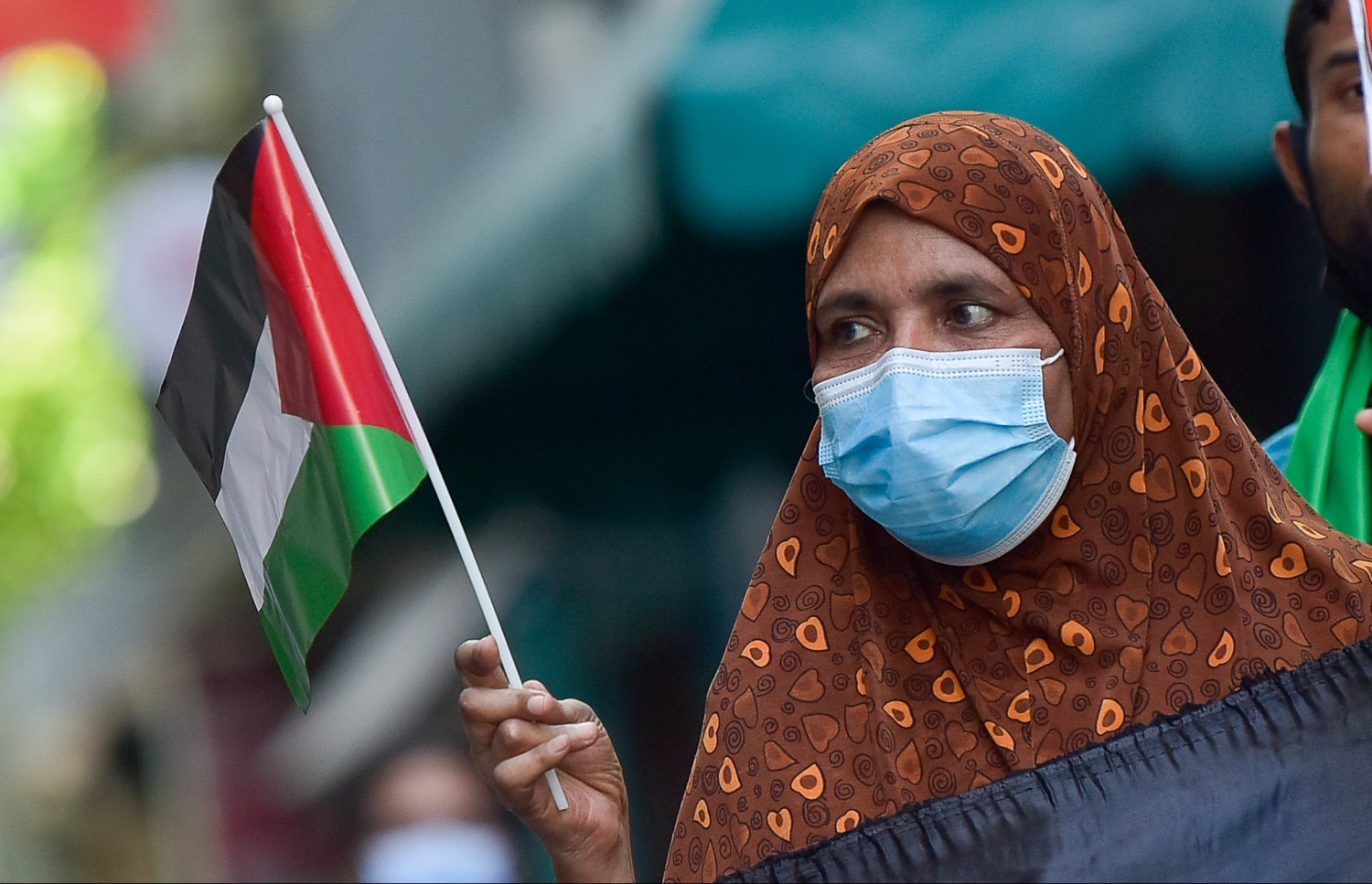 މާލެ- މޭއި 18، 2021: އިޒްރޭލުން ފަލަސްތީނަށް ދޭ ހަމަލާތަކާ ދެކޮޅުހަދައި ފަލަސްތީނާ އެކުގައި ތިބިކަން ހާމަކުރުމަށް ފަލަސްތީނު ދިދަ ހިފައިގެން މީހަކު ޝުއޫރު ފާޅުކުރަނީ --.ފޮޓޯ: ނިޝާން އަލީ/މިހާރު