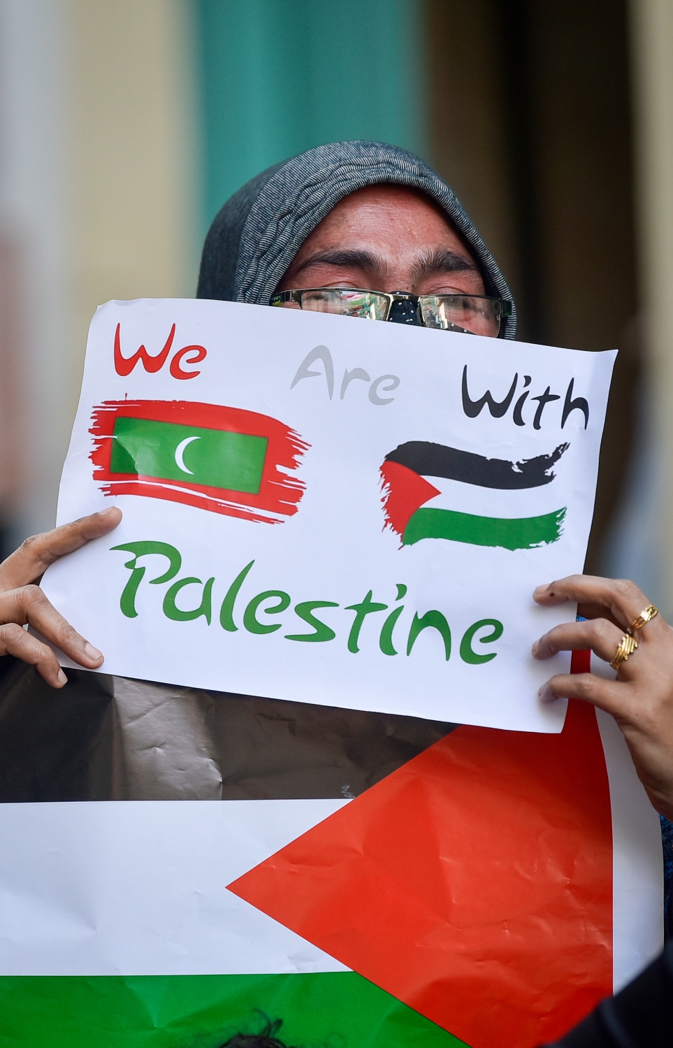 މާލެ- މޭއި 18، 2021: އިޒްރޭލުން ފަލަސްތީނަށް ދޭ ހަމަލާތަކާ ދެކޮޅުހަދައި ފަލަސްތީނާ އެކުގައި ތިބިކަން ހާމަކުރުމަށް ފަލަސްތީނު ދިދަ އާއި ދިވެހި ދިދަ ހިފައިގެން މީހަކު ޝުއޫރު ފާޅުކުރަނީ --.ފޮޓޯ: ނިޝާން އަލީ/މިހާރު