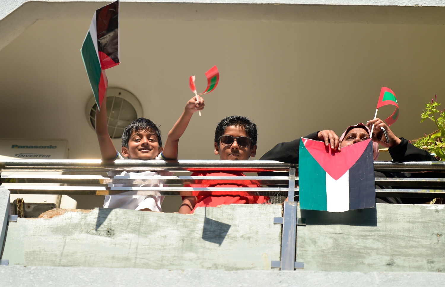 މާލެ- މޭއި 18، 2021: އިޒްރޭލުން ފަލަސްތީނަށް ދޭ ހަމަލާތަކާ ދެކޮޅުހަދައި ފަލަސްތީނާ އެކުގައި ތިބިކަން ހާމަކުރުމަށް ފަލަސްތީނު ދިދަ އާއި ދިވެހި ދިދަ ހިފައިގެން އާއިލާއެއް ބެލްކަނީގައި ޝުއޫރު ފާޅުކުރަނީ --.ފޮޓޯ: ނިޝާން އަލީ/މިހާރު