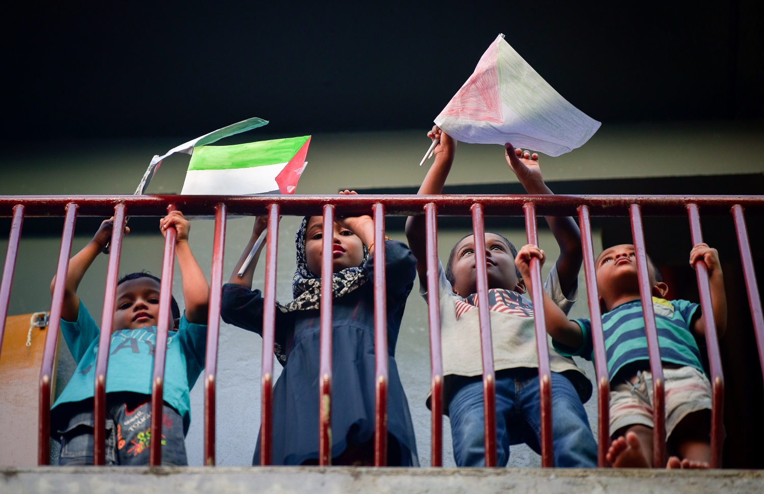 މާލެ- މޭއި 18، 2021: އިޒްރޭލުން ފަލަސްތީނަށް ދޭ ހަމަލާތަކާ ދެކޮޅުހަދައި ފަލަސްތީނާ އެކުގައި ތިބިކަން ހާމަކުރުމަށް ފަލަސްތީނު ދިދަ އާއި ދިވެހި ދިދަ ހިފައިގެން ކުޑަ ކުދިންތަކެއް ބެލްކަނީގައި --.ފޮޓޯ: ނިޝާން އަލީ/މިހާރު