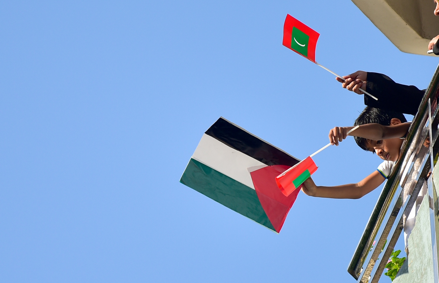 މާލެ- މޭއި 18، 2021: އިޒްރޭލުން ފަލަސްތީނަށް ދޭ ހަމަލާތަކާ ދެކޮޅުހަދައި ފަލަސްތީނާ އެކުގައި ތިބިކަން ހާމަކުރުމަށް ފަލަސްތީނު ދިދަ އާއި ދިވެހި ދިދަ ހިފައިގެން ކުޑަ ކުއްޖަކު ބެލްކަނީގައި ޝުއޫރު ފާޅުކުރަނީ --.ފޮޓޯ: ނިޝާން އަލީ/މިހާރު