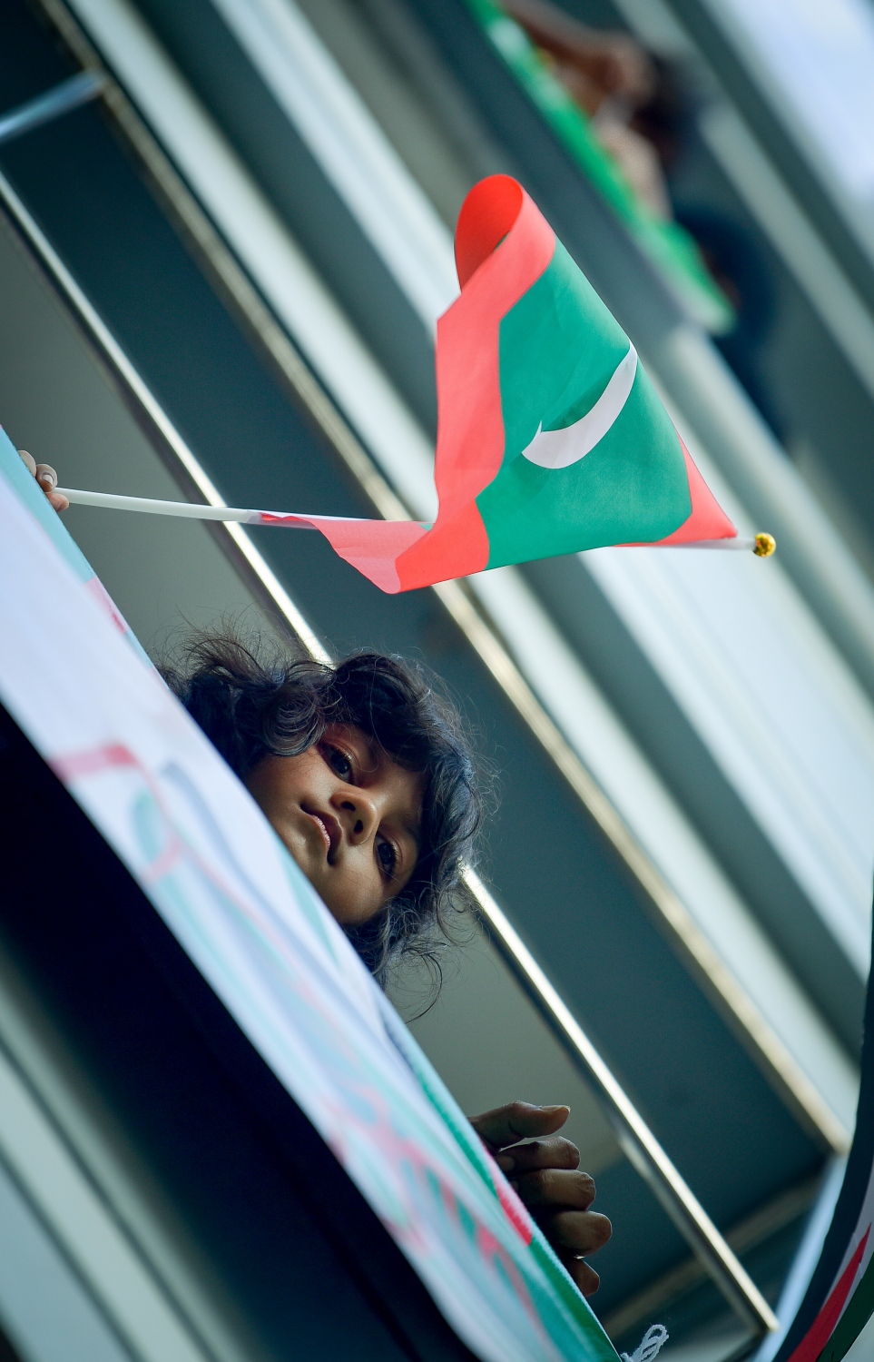މާލެ- މޭއި 18، 2021: އިޒްރޭލުން ފަލަސްތީނަށް ދޭ ހަމަލާތަކާ ދެކޮޅުހަދައި ފަލަސްތީނާ އެކުގައި ތިބިކަން ހާމަކުރުމަށް ފަލަސްތީނު ދިދަ އާއި ދިވެހި ދިދަ ހިފައިގެން ކުޑަ ކުއްޖަކު ބެލްކަނީގައި ޝުއޫރު ފާޅުކުރަނީ --.ފޮޓޯ: ނިޝާން އަލީ/މިހާރު