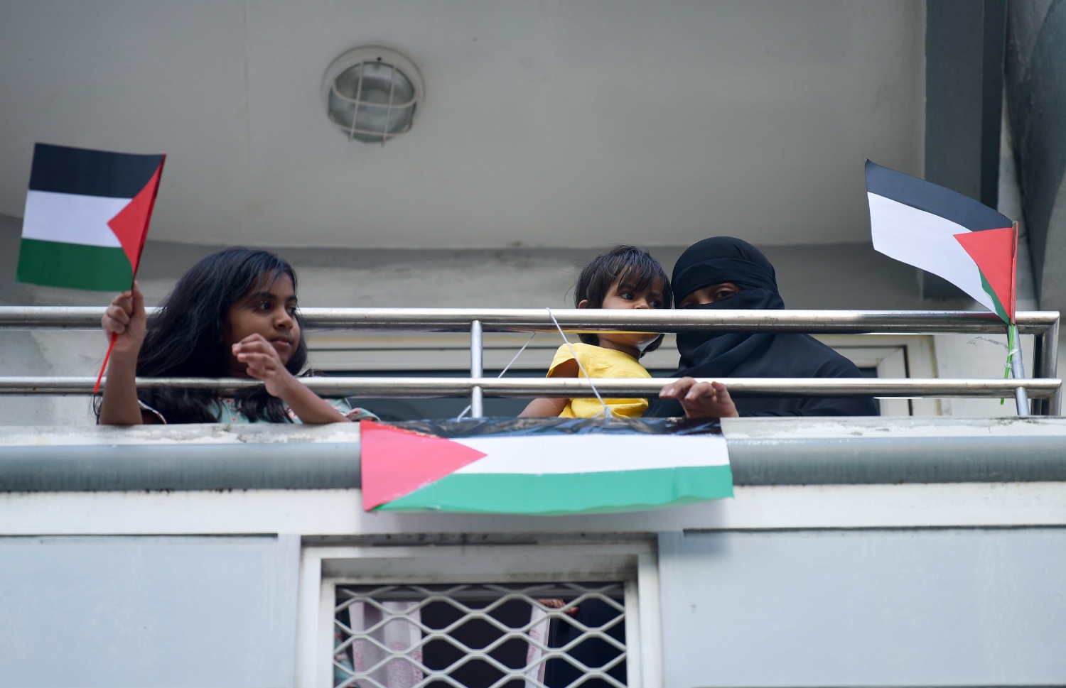 މާލެ- މޭއި 18، 2021: އިޒްރޭލުން ފަލަސްތީނަށް ދޭ ހަމަލާތަކާ ދެކޮޅުހަދައި ފަލަސްތީނާ އެކުގައި ތިބިކަން ހާމަކުރުމަށް ފަލަސްތީނު ދިދަ އާއި ދިވެހި ދިދަ ހިފައިގެން އާއިލާއެއް ބެލްކަނީގައި ޝުއޫރު ފާޅުކުރަނީ --.ފޮޓޯ: ނިޝާން އަލީ/މިހާރު