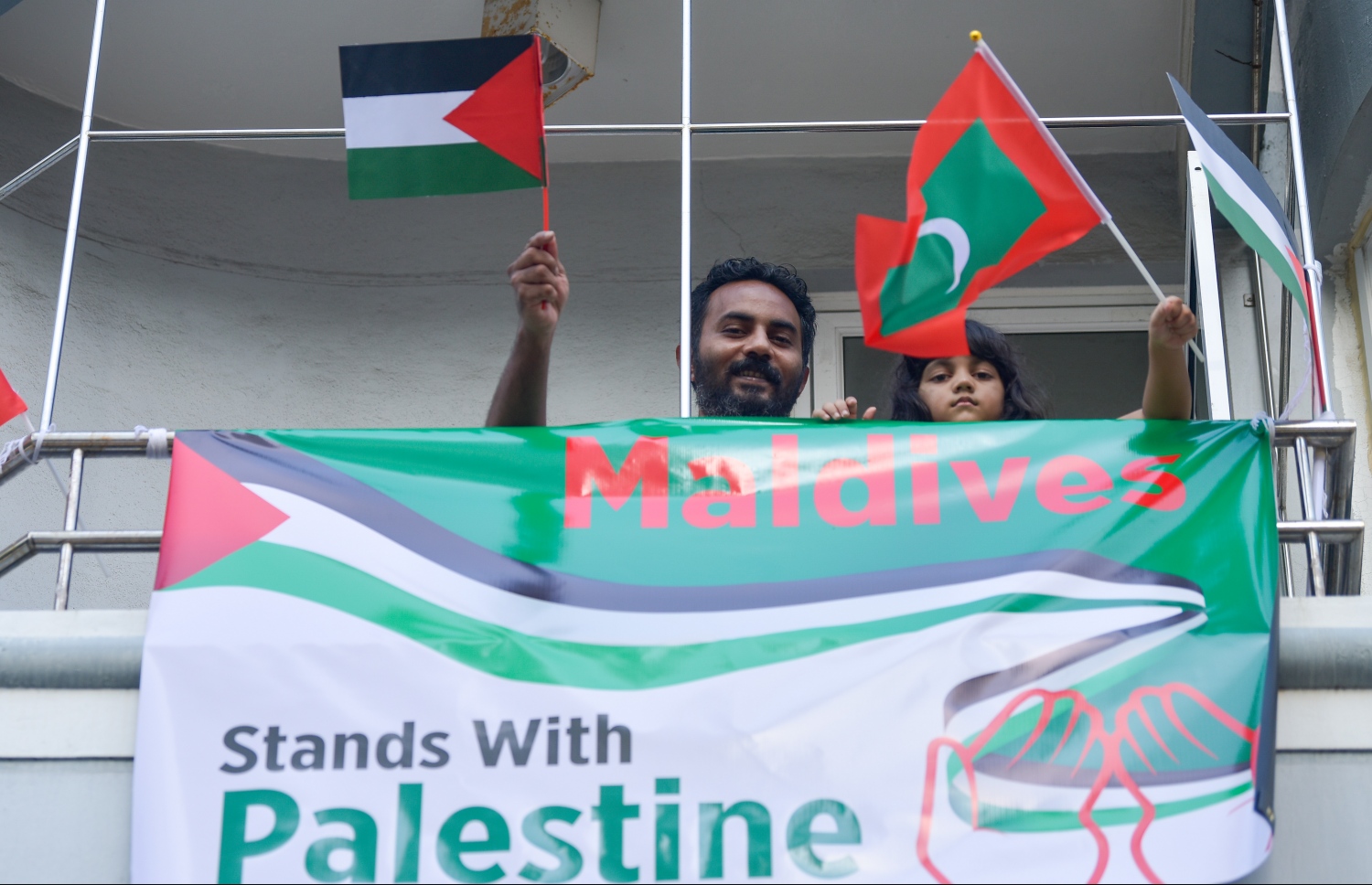 މާލެ- މޭއި 18، 2021: އިޒްރޭލުން ފަލަސްތީނަށް ދޭ ހަމަލާތަކާ ދެކޮޅުހަދައި ފަލަސްތީނާ އެކުގައި ތިބިކަން ހާމަކުރުމަށް ފަލަސްތީނު ދިދަ އާއި ދިވެހި ދިދަ ހިފައިގެން ބަޔަކު ބެލްކަނީގައި ޝުއޫރު ފާޅުކުރަނީ --.ފޮޓޯ: ނިޝާން އަލީ/މިހާރު