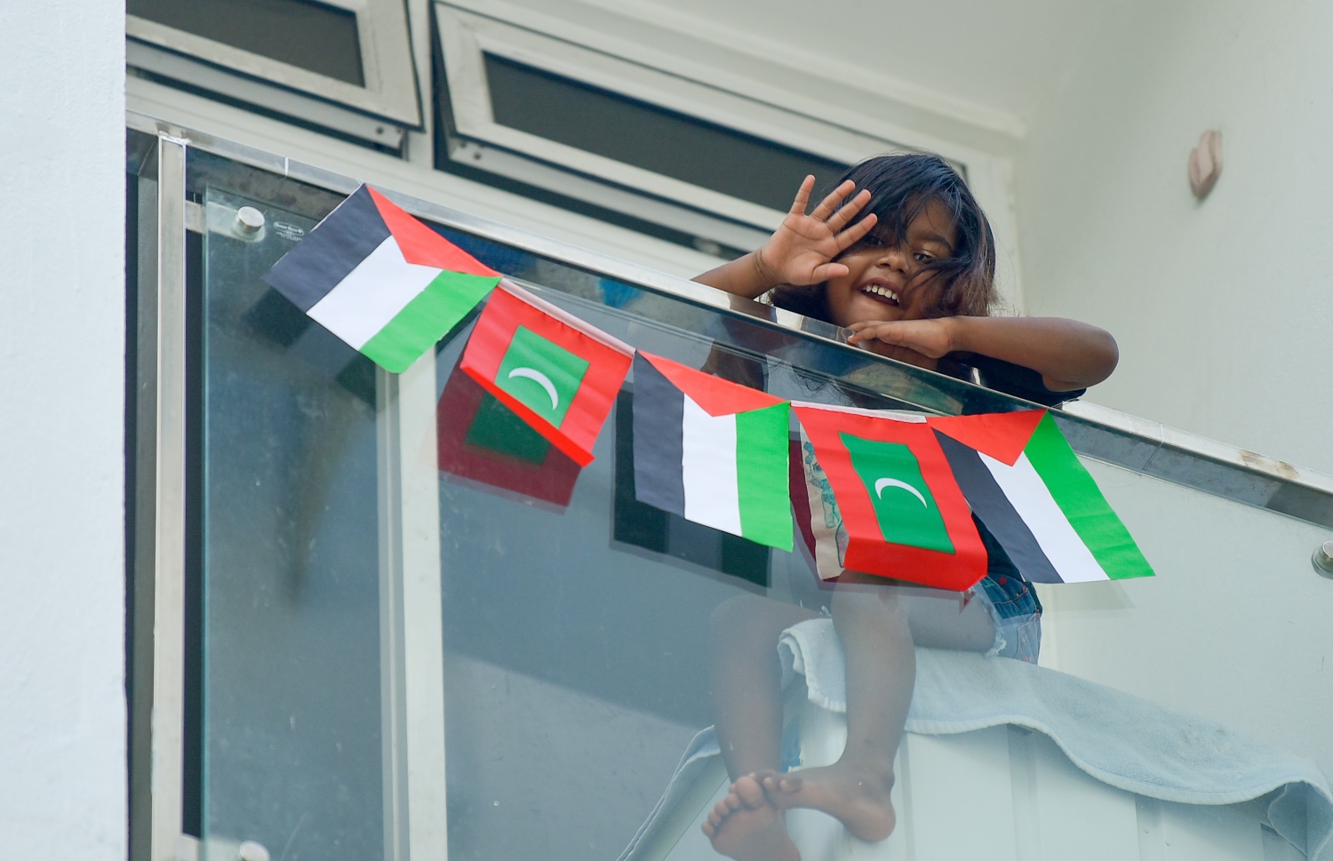 މާލެ- މޭއި 18، 2021: އިޒްރޭލުން ފަލަސްތީނަށް ދޭ ހަމަލާތަކާ ދެކޮޅުހަދައި ފަލަސްތީނާ އެކުގައި ތިބިކަން ހާމަކުރުމަށް ފަލަސްތީނު ދިދަ އާއި ދިވެހި ދިދަ ހިފައިގެން ކުޑަ ކުއްޖަކު ބެލްކަނީގައި ޝުއޫރު ފާޅުކުރަނީ --.ފޮޓޯ: ނިޝާން އަލީ/މިހާރު